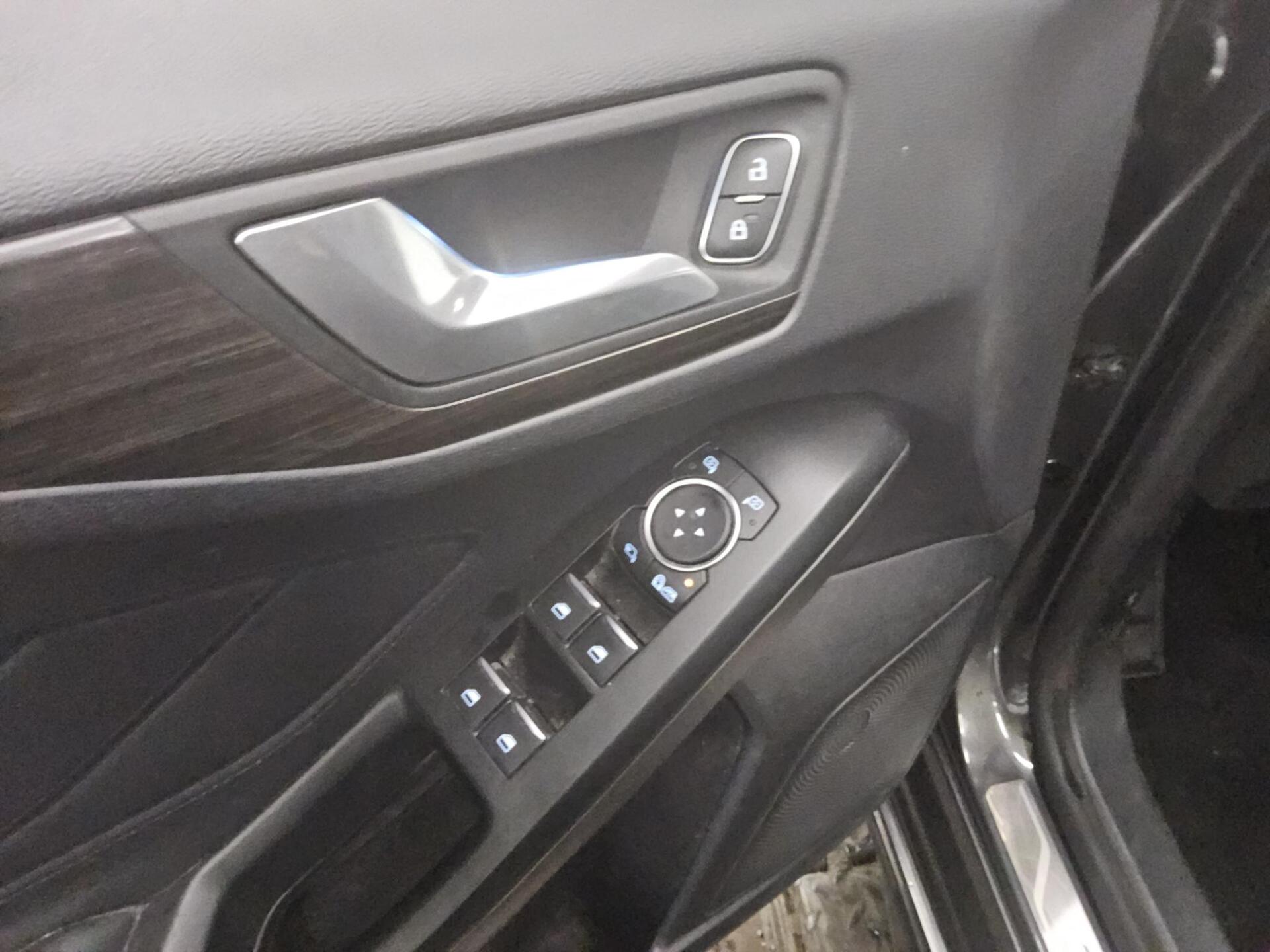 Ford Focus Turnier 1.5 EB Vignale Navi LED Leder AHK 10