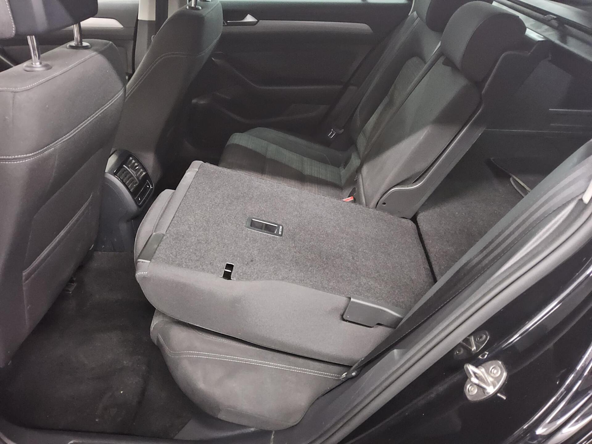 Volkswagen Passat Var. 2.0 TDI Business Navi LED ACC RFK 12