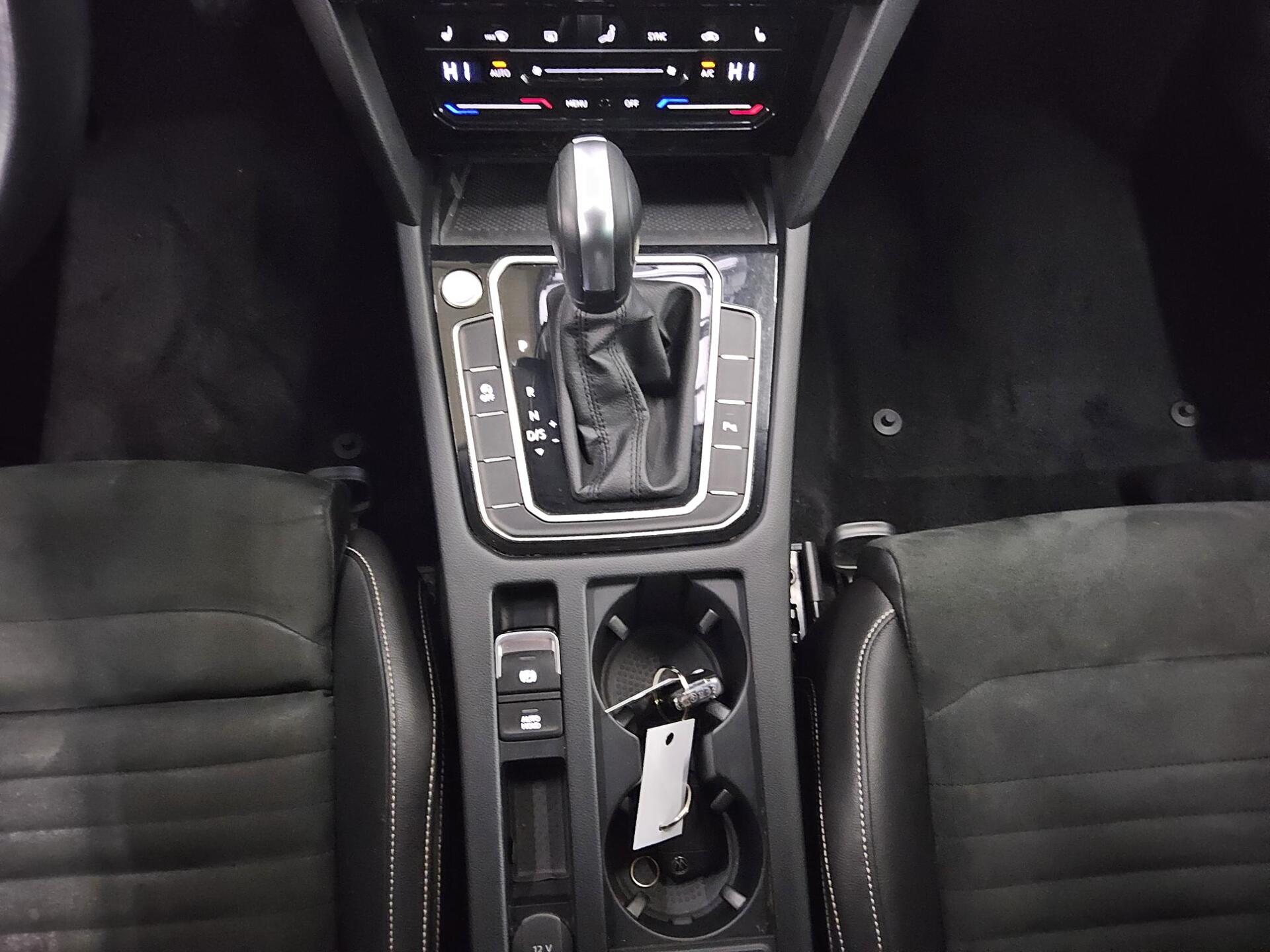 Volkswagen Passat Var. 2.0 TDI Elegance Navi IQ.Light RFK 7