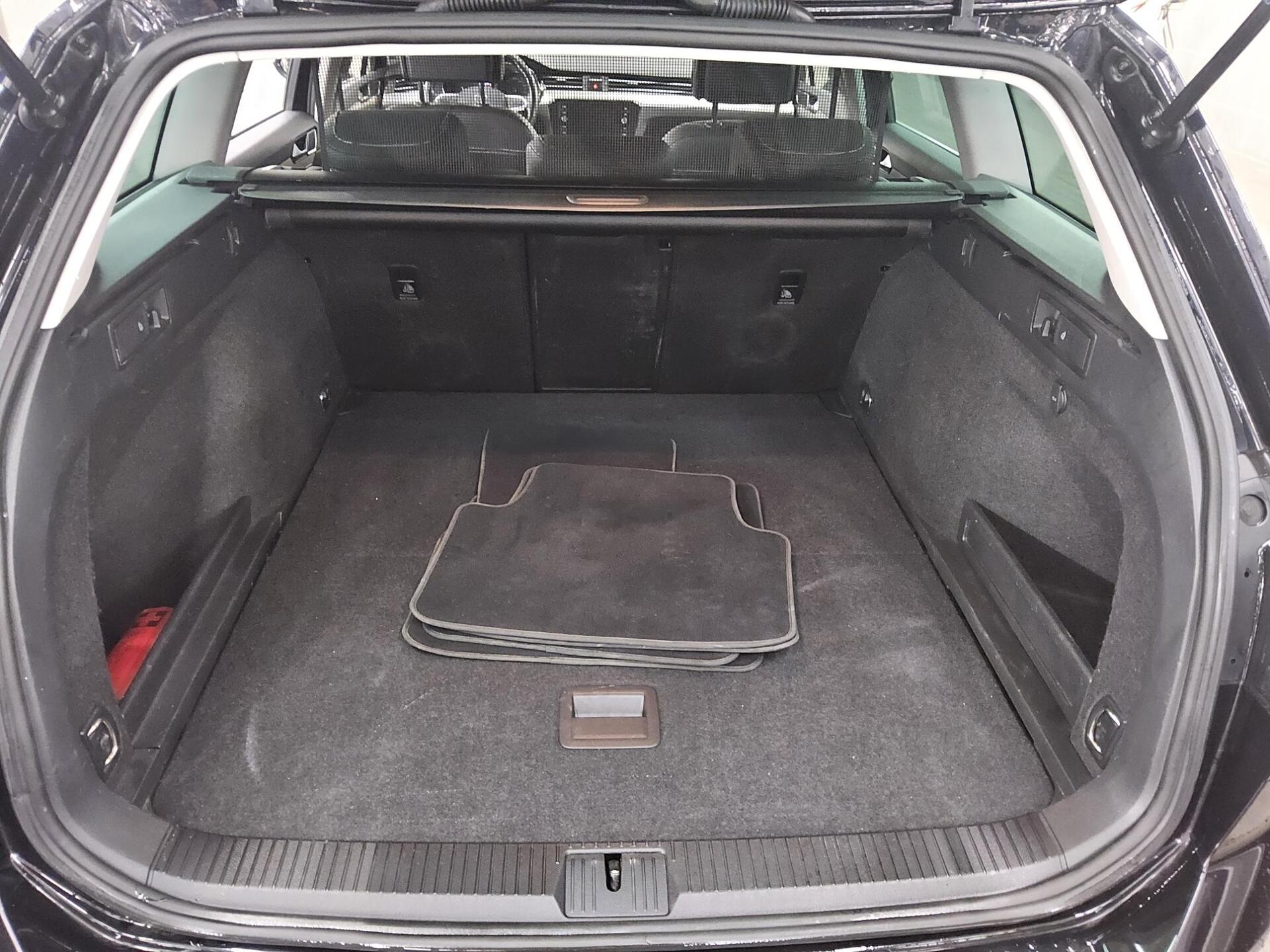 Volkswagen Passat Var. 2.0 TDI Elegance Navi IQ.Light RFK 11