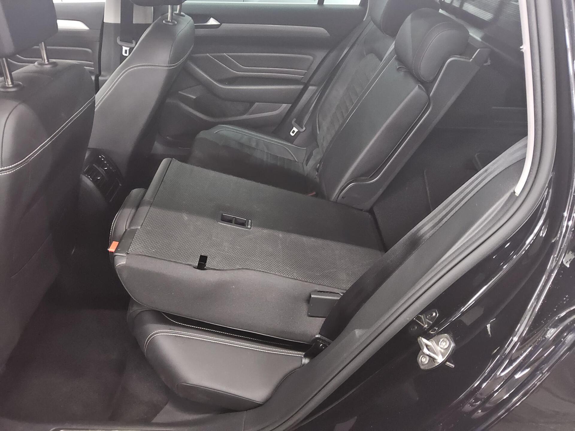 Volkswagen Passat Var. 2.0 TDI Elegance Navi IQ.Light RFK 12