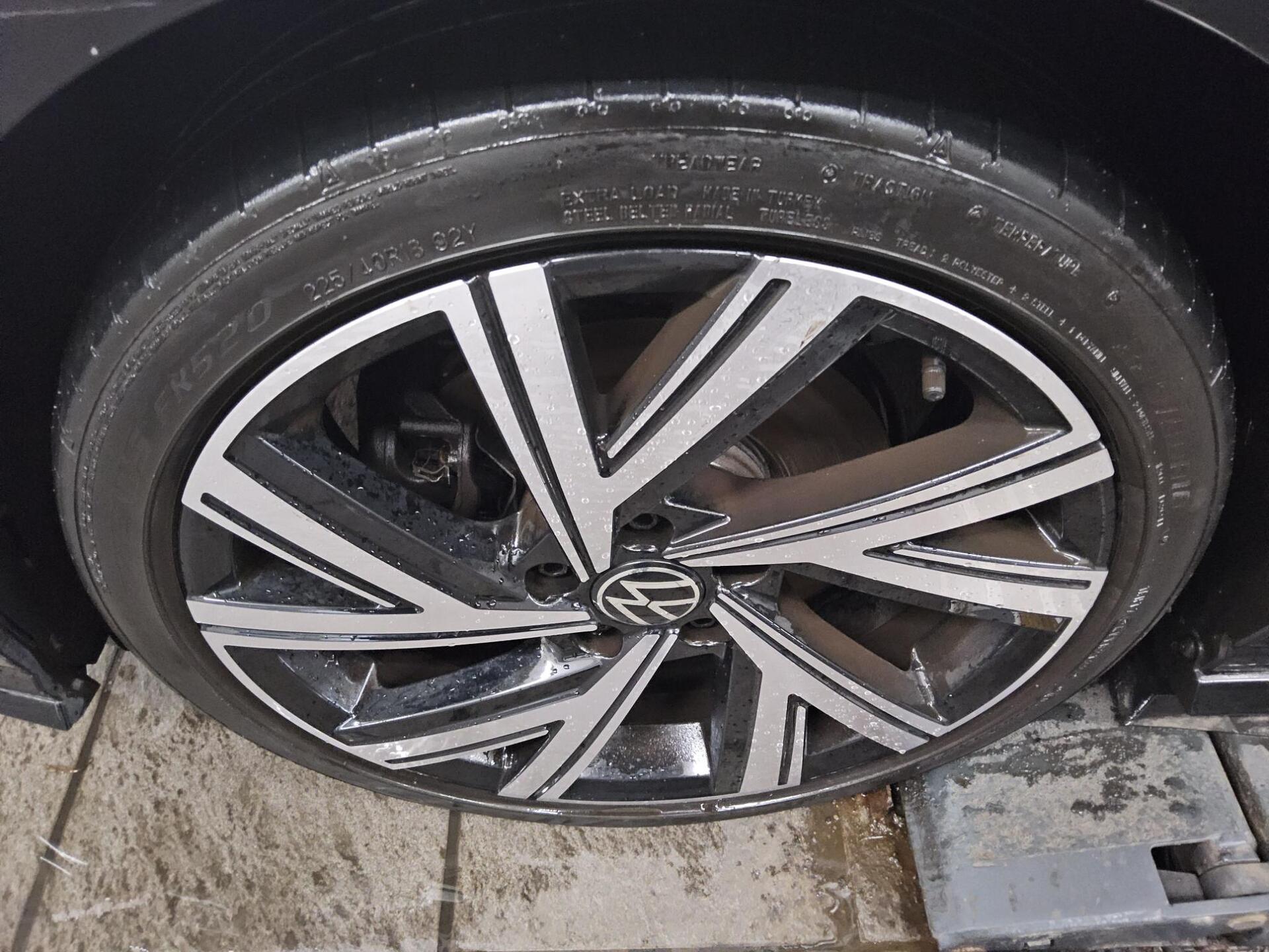 Volkswagen Golf-8 Var. 2.0 TSI 4M R-Line Navi LED+ AID H/K 11