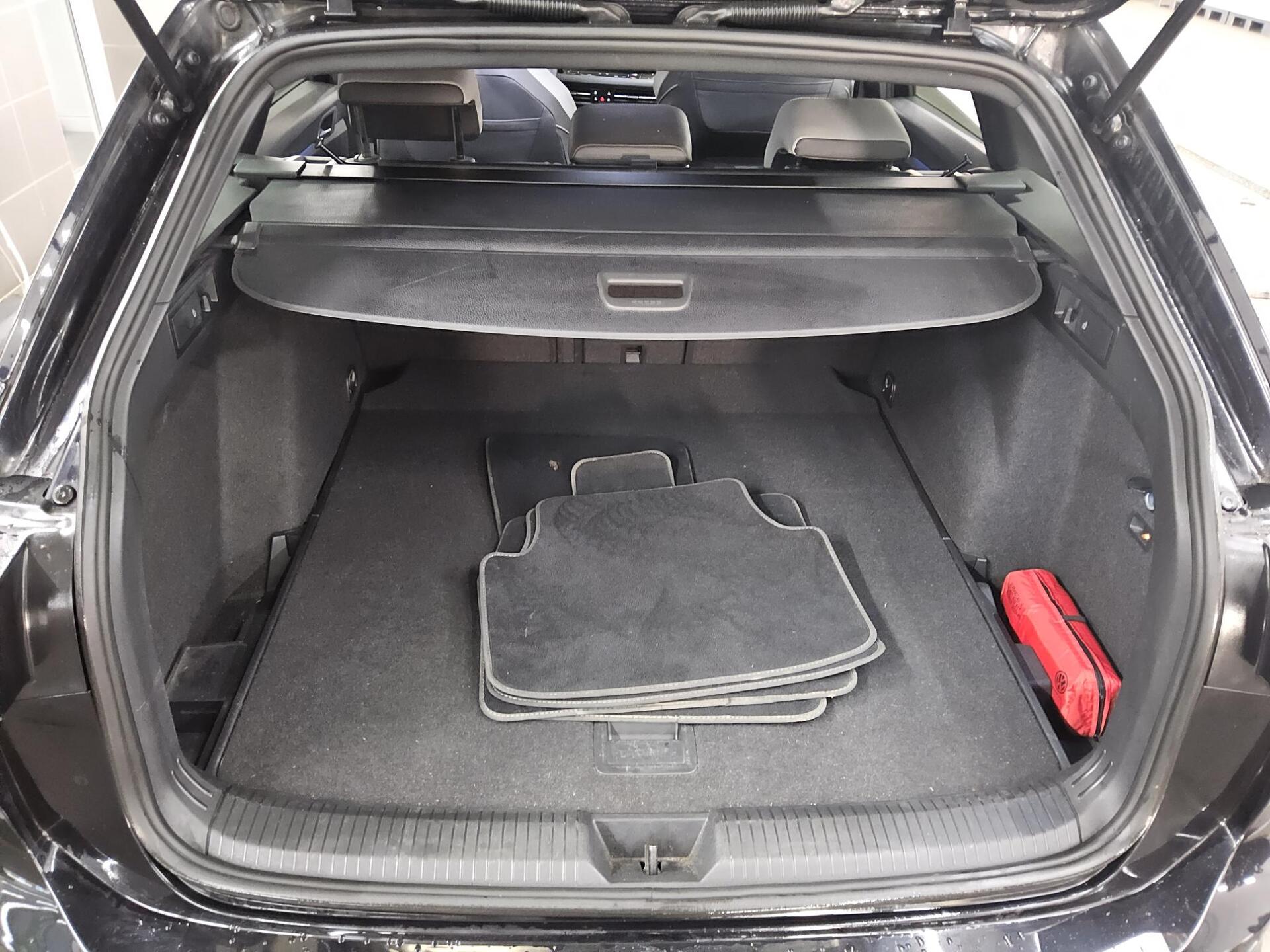 Volkswagen Golf-8 Var. 2.0 TSI 4M R-Line Navi LED+ AID H/K 13