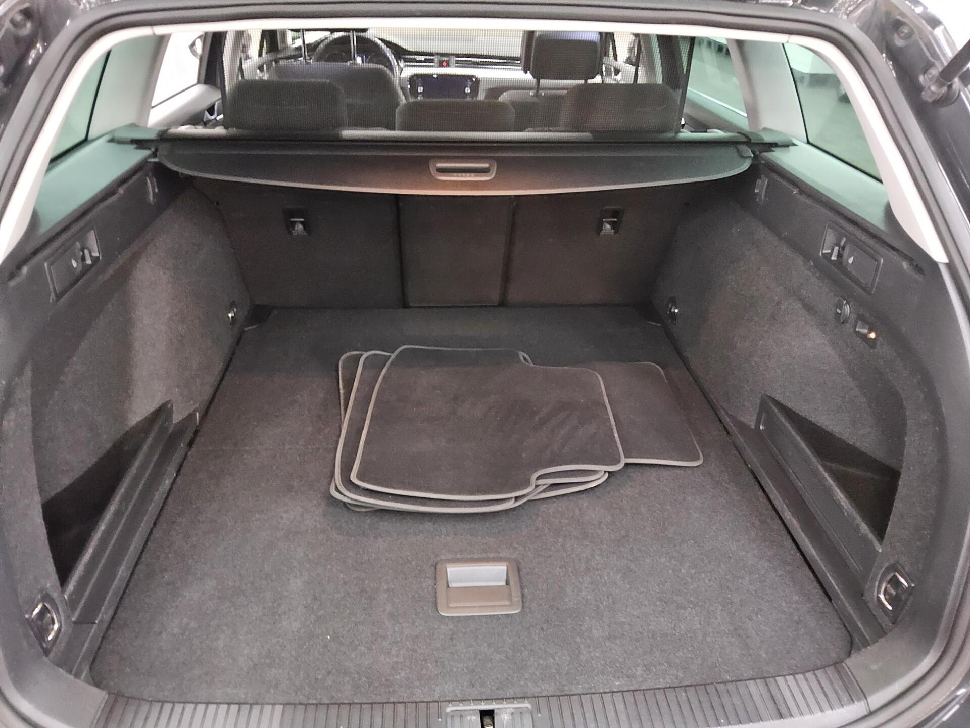 Volkswagen Passat Var. 2.0 TDI Business Navi LED Pano AHK 12