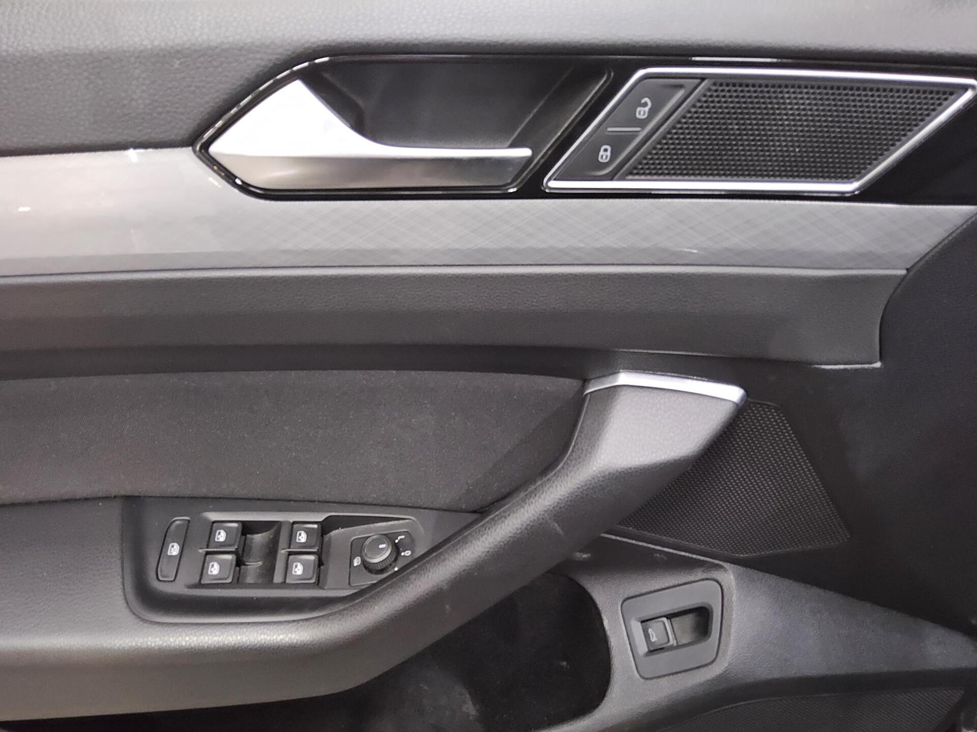 Volkswagen Passat Var. 2.0 TDI Business Navi LED Pano AHK 9