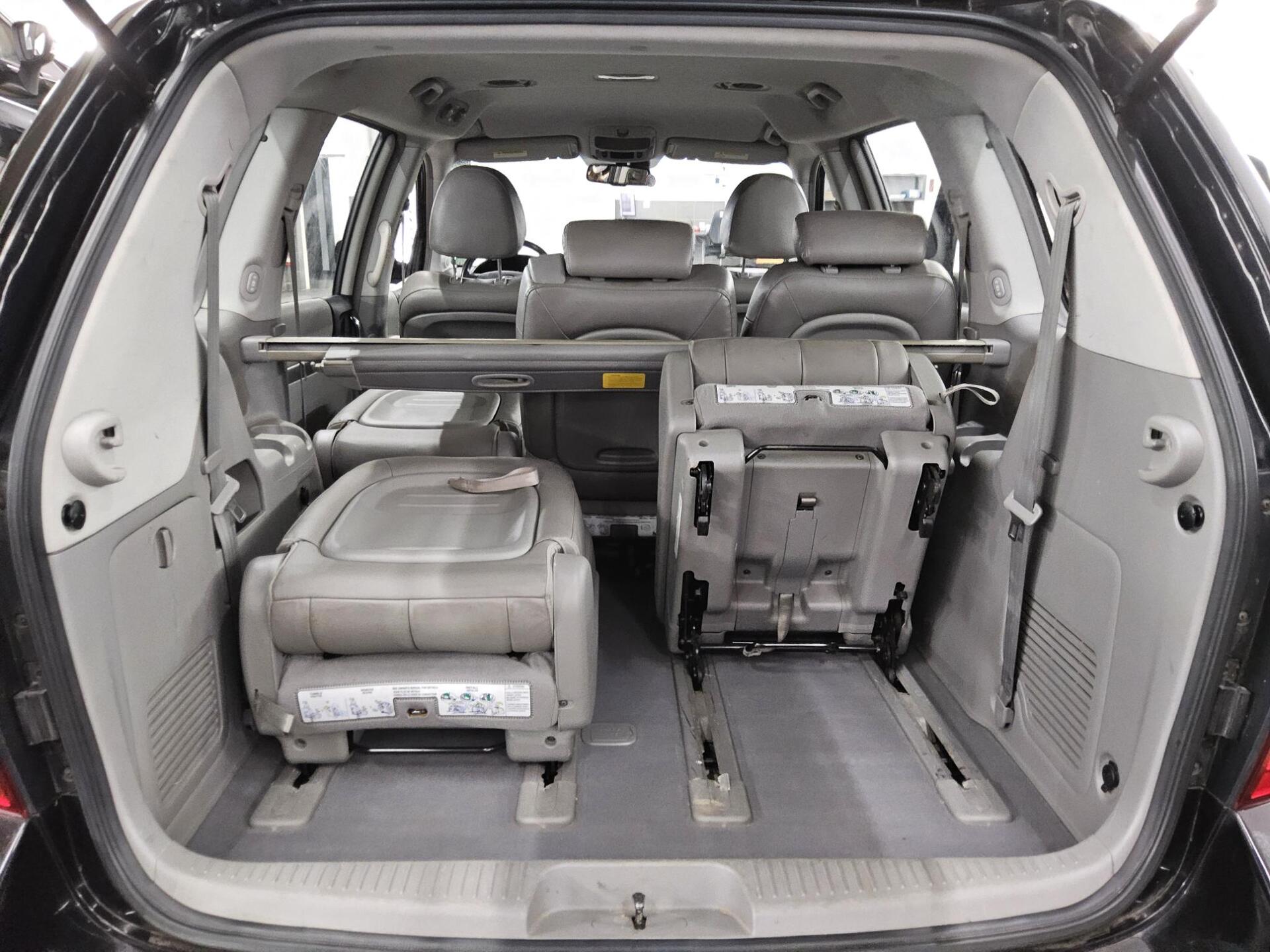 Kia Carnival 2.7 V6 Leder 7-Sitzer PDC HU 05/27 11