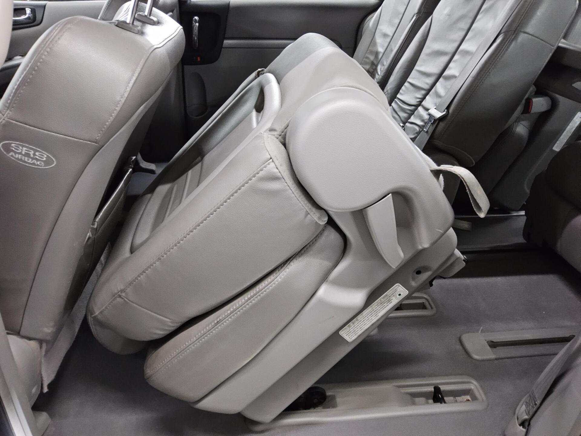 Kia Carnival 2.7 V6 Leder 7-Sitzer PDC HU 05/27 13