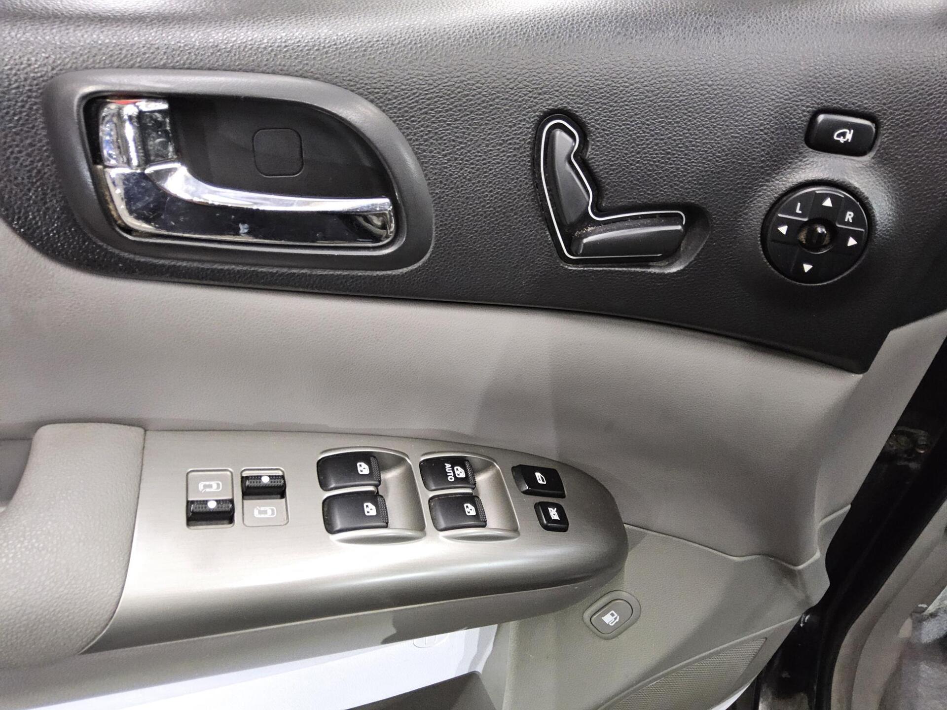 Kia Carnival 2.7 V6 Leder 7-Sitzer PDC HU 05/27 9