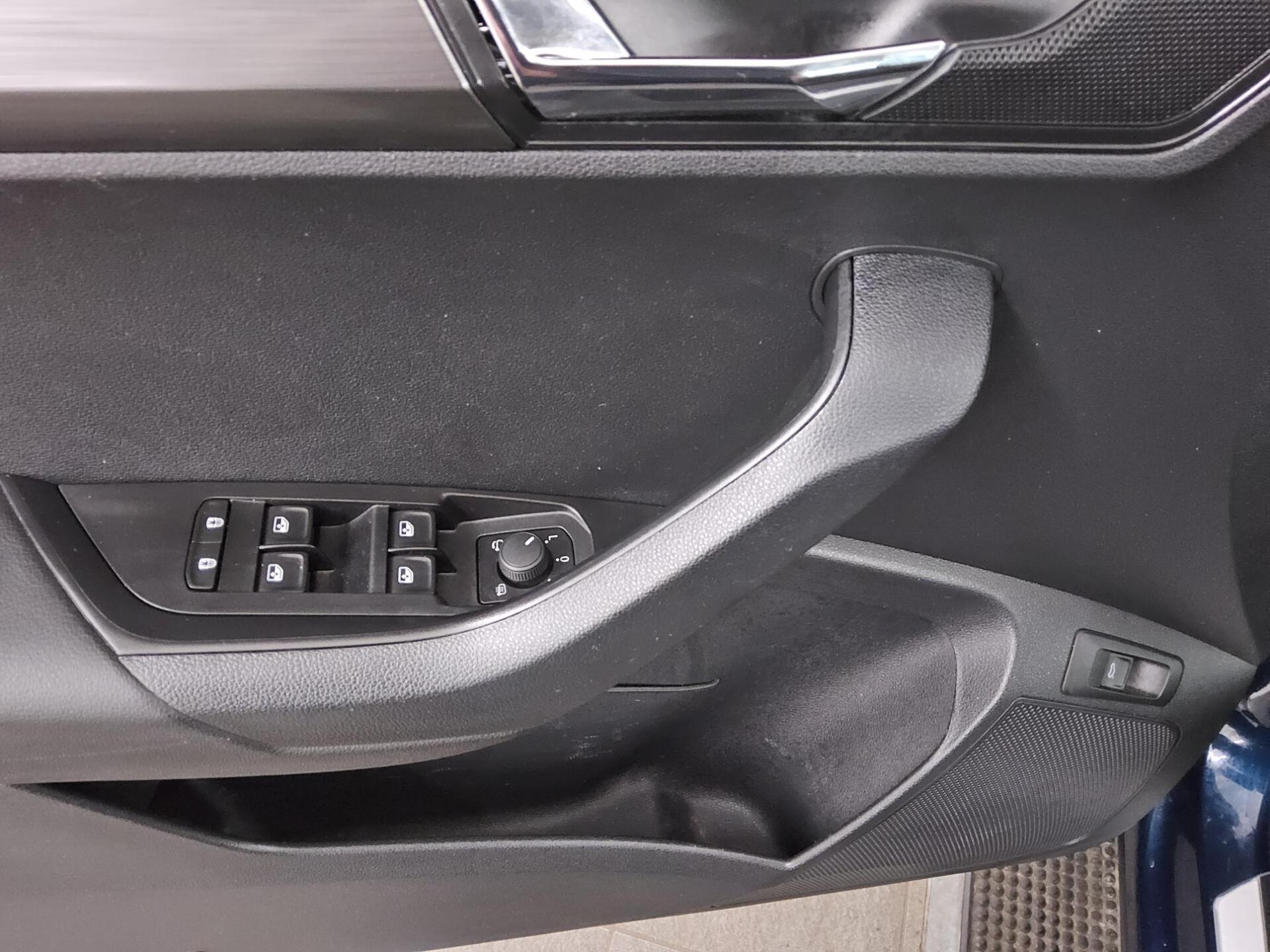 Skoda Karoq 2.0 TDI Clever Navi LED Pano RfK ACC 9