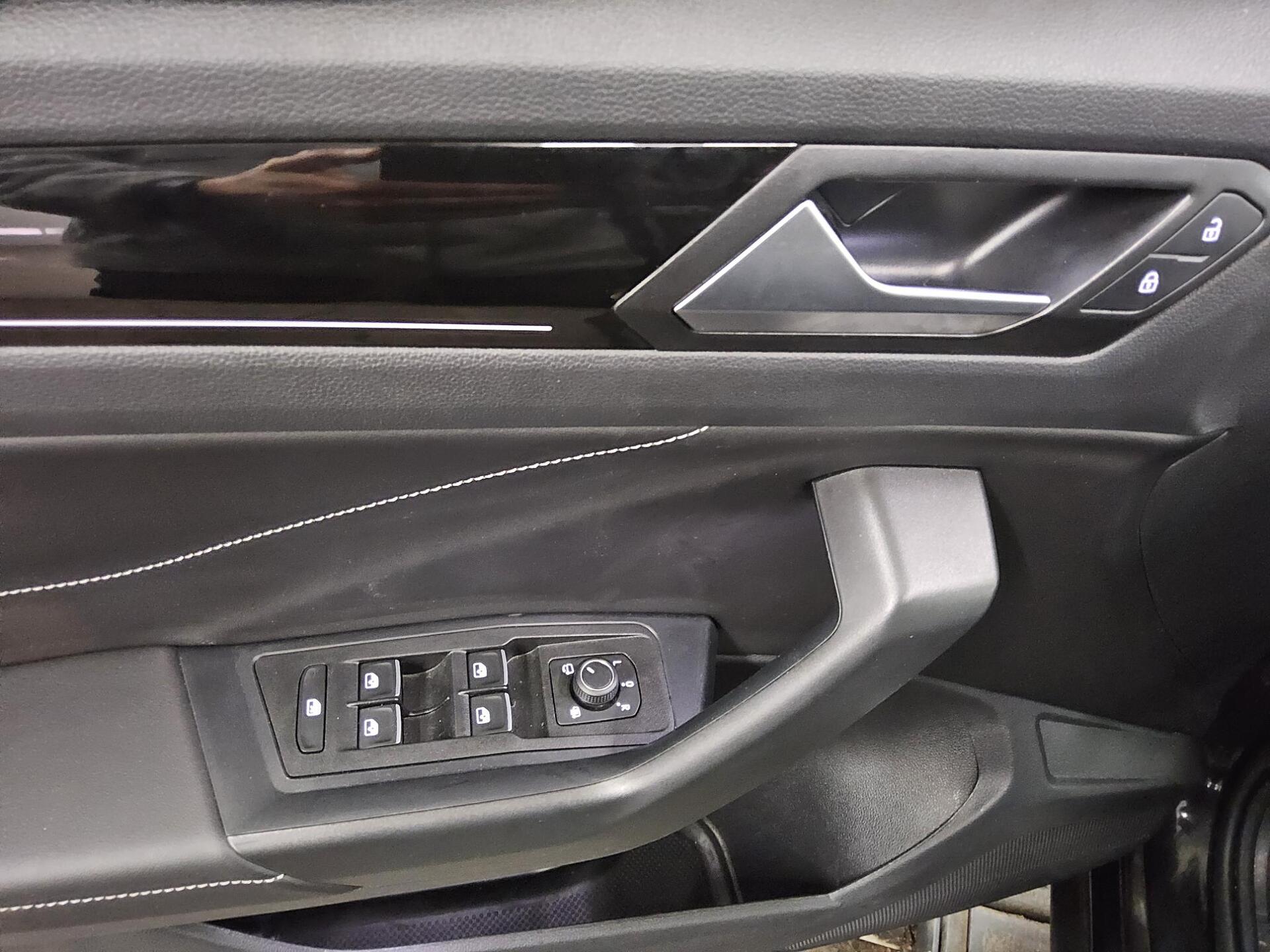 Volkswagen T-Roc 1.0 TSI R-Line T-Leder LED DC PDC Shz BT 10