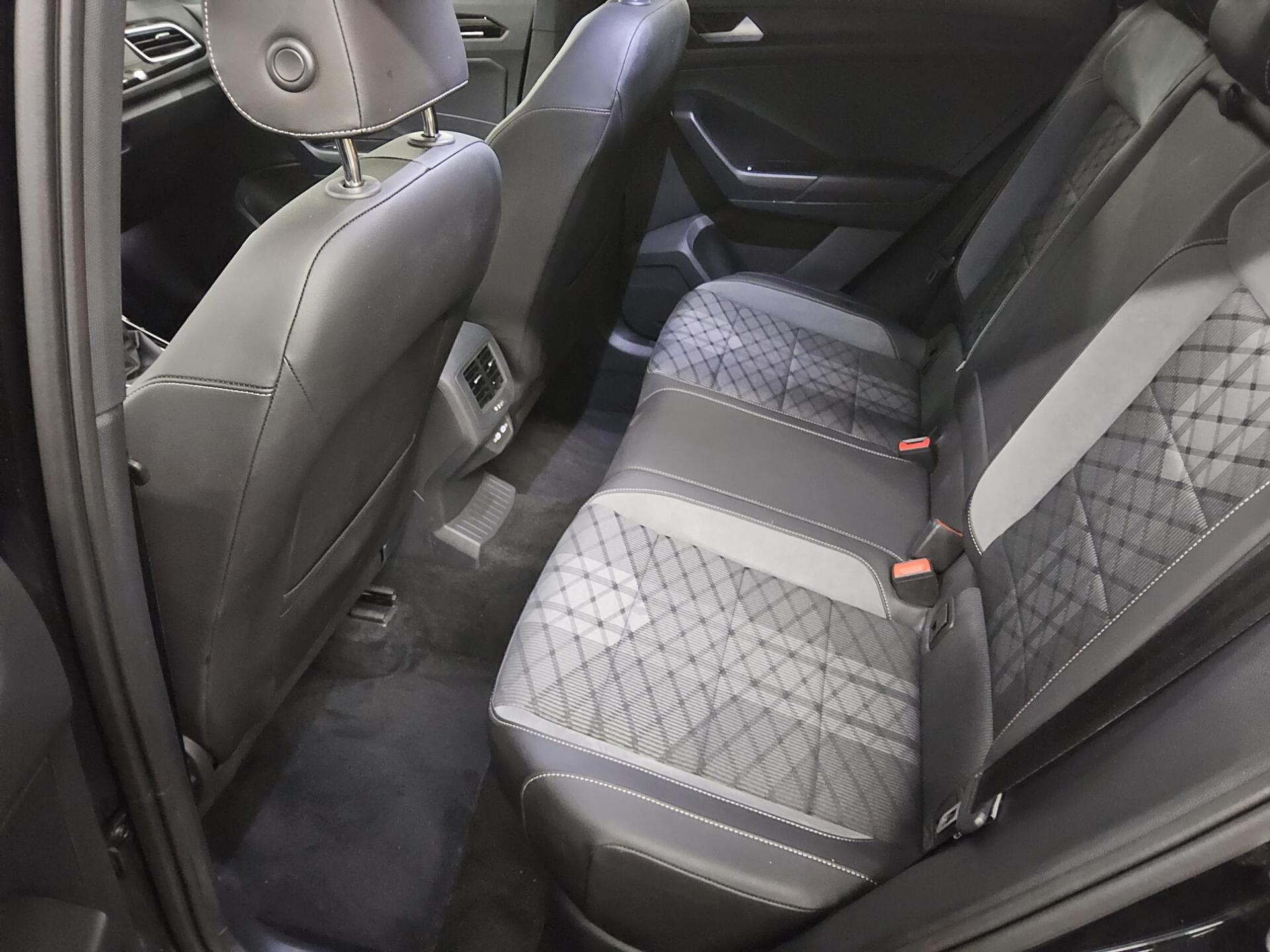 Volkswagen T-Roc 1.0 TSI R-Line T-Leder LED DC PDC Shz BT 13