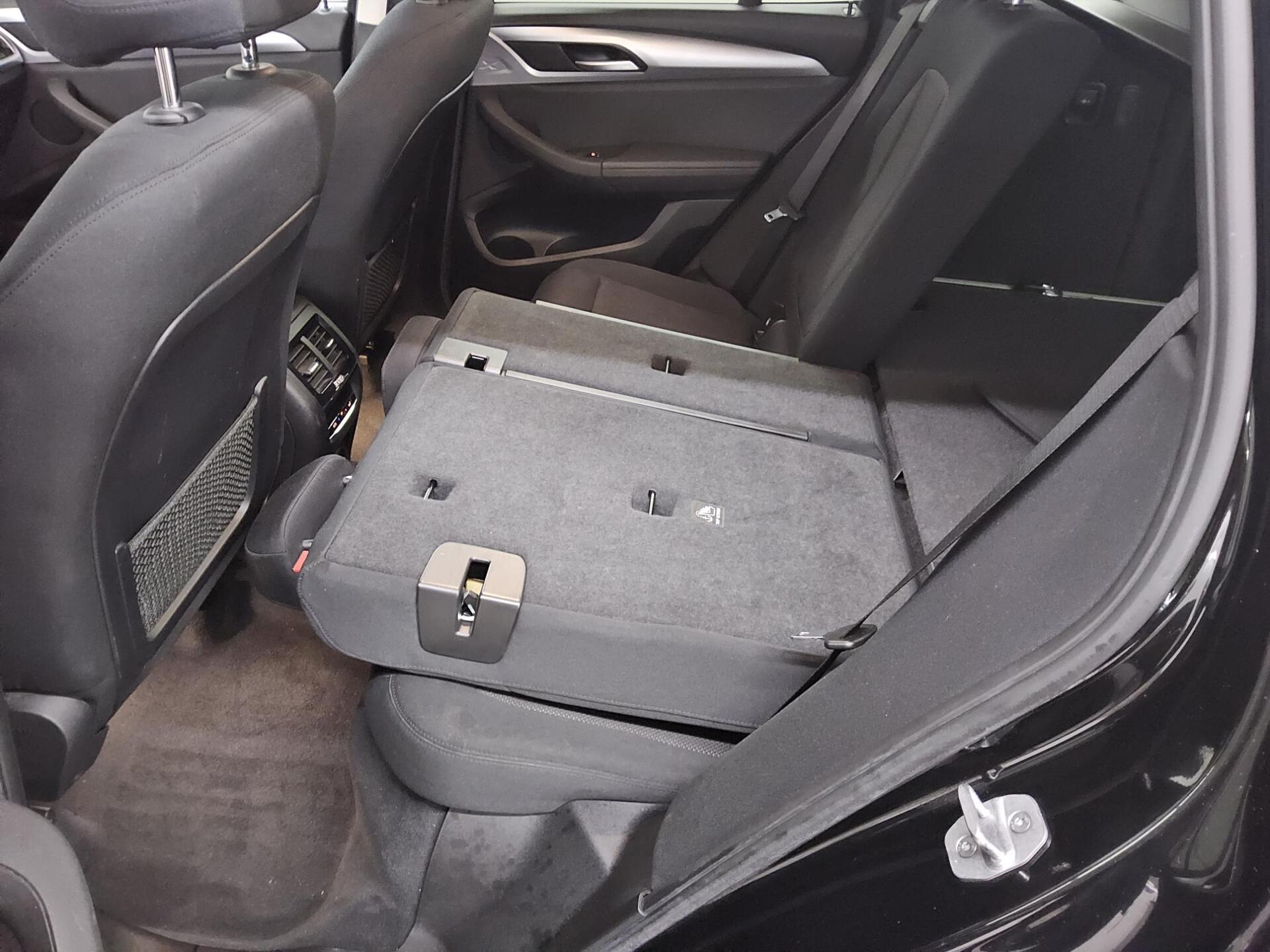 BMW X3 xDrive20i Advantage LC+ Navi LED AHK RfK SHZ 12