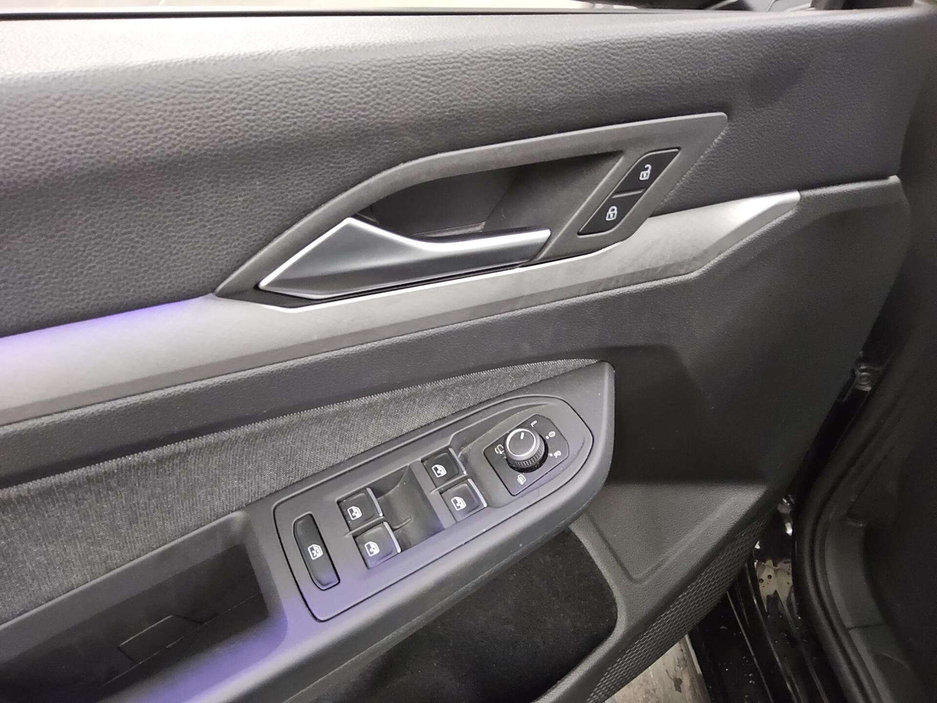 Volkswagen Golf-8 Var. 2.0 TDI Life Navi LED+ DC ACC 10