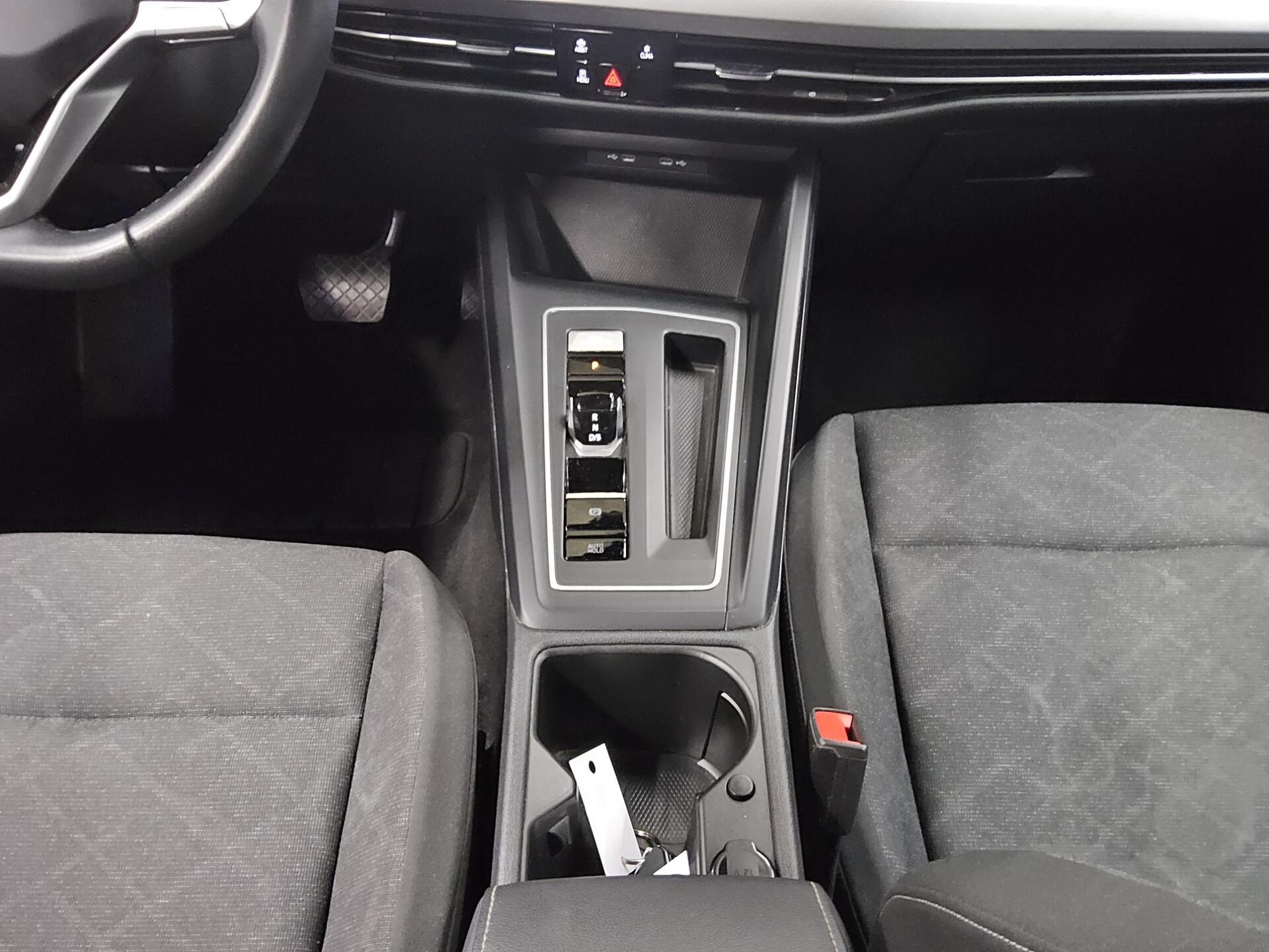 Volkswagen Golf-8 Var. 2.0 TDI Life Navi LED+ DC ACC 6