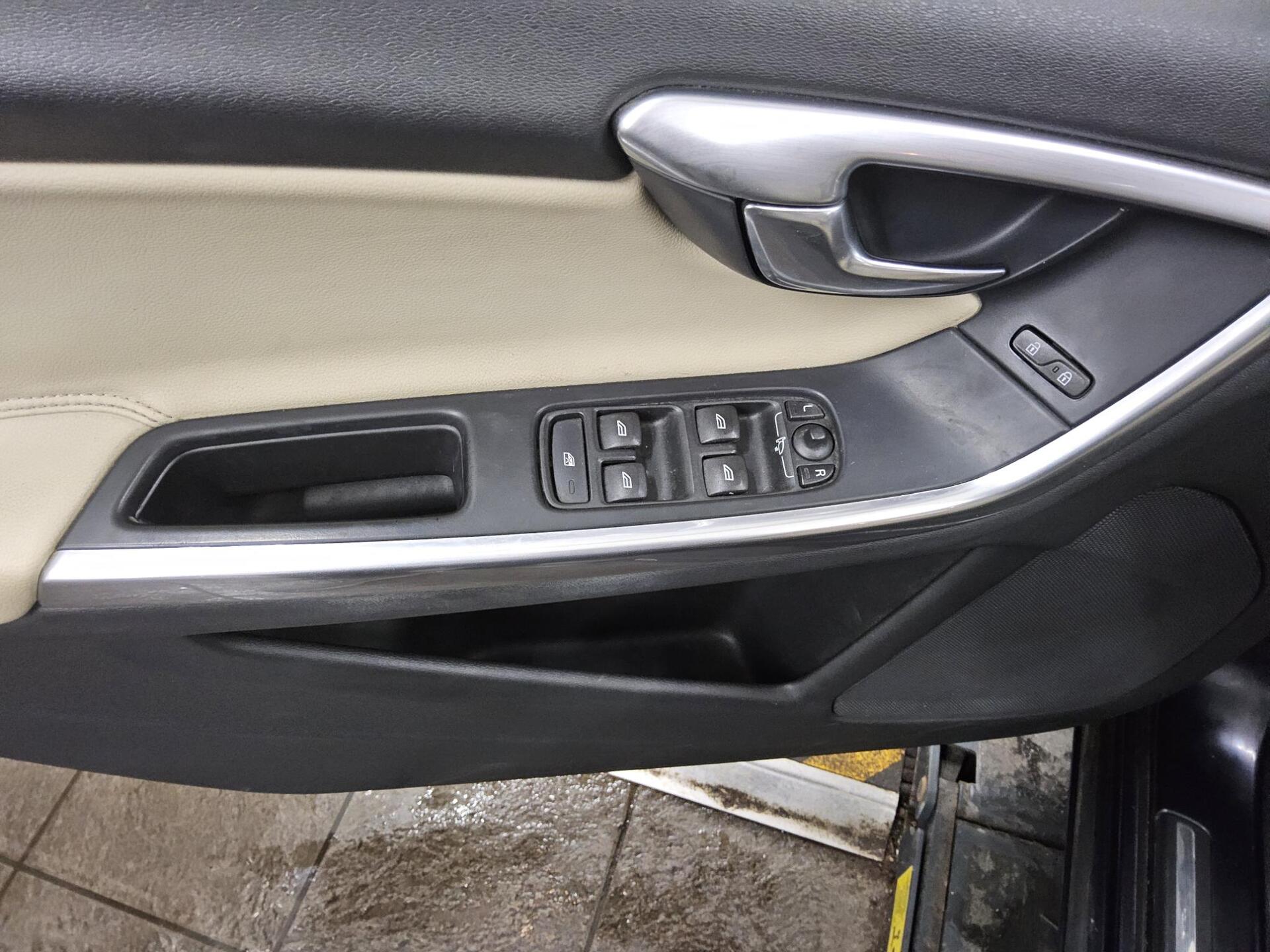 Volvo V60 D6 AWD Summum Leder Navi Xenon AHK HU 06/27 9