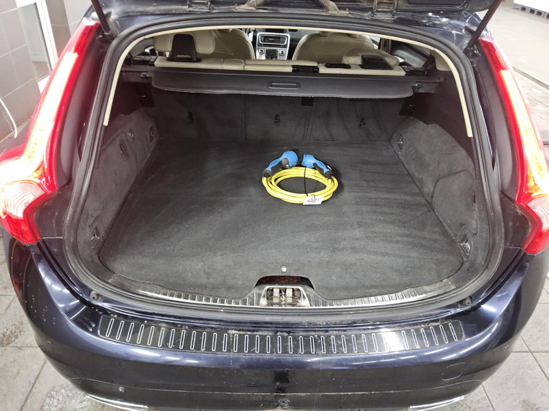 Volvo V60 D6 AWD Summum Leder Navi Xenon AHK HU 06/27 11