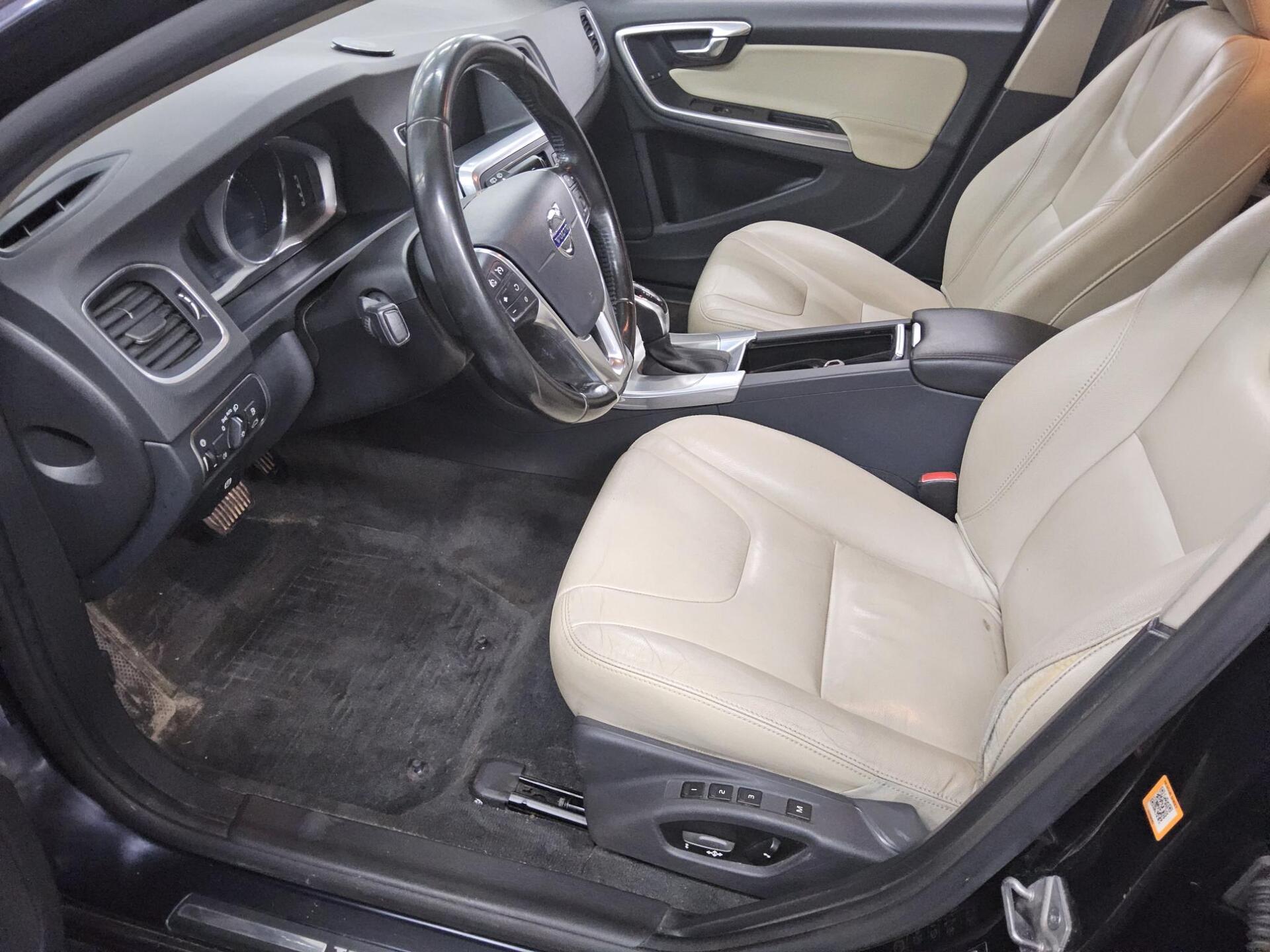 Volvo V60 D6 AWD Summum Leder Navi Xenon AHK HU 06/27 8