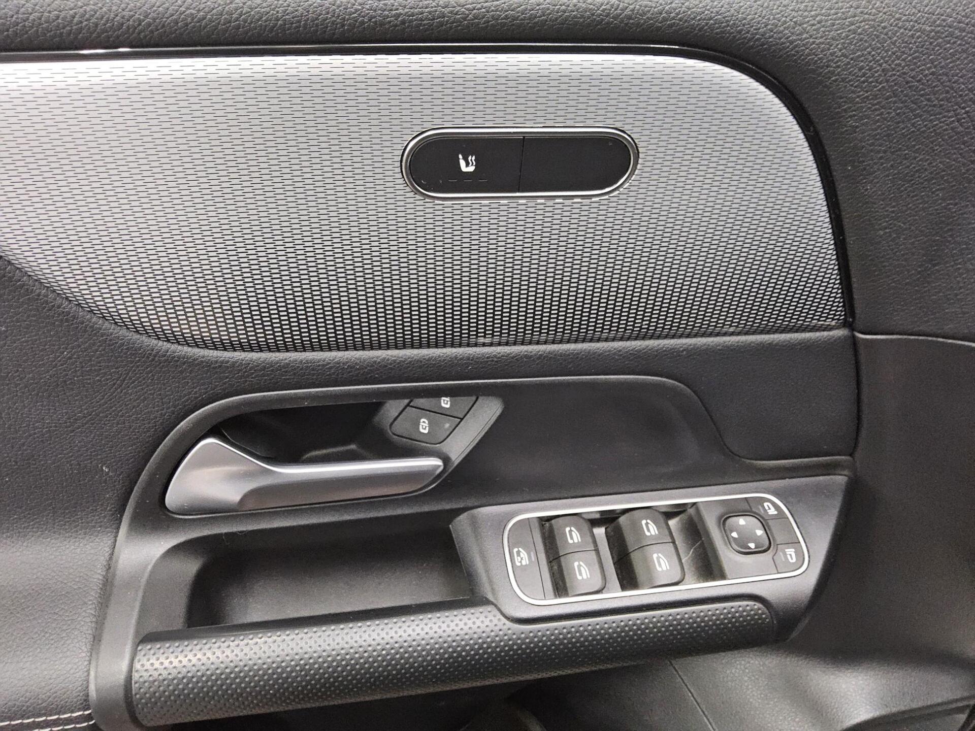 Mercedes-Benz GLA 180 d Style Navi LED RfK Shz PDC Tempomat 10