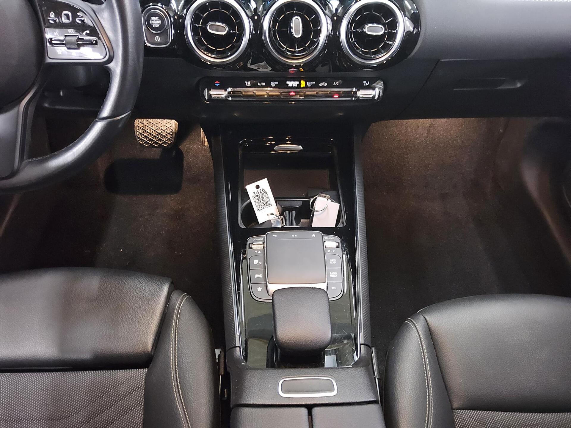 Mercedes-Benz GLA 180 d Style Navi LED RfK Shz PDC Tempomat 6