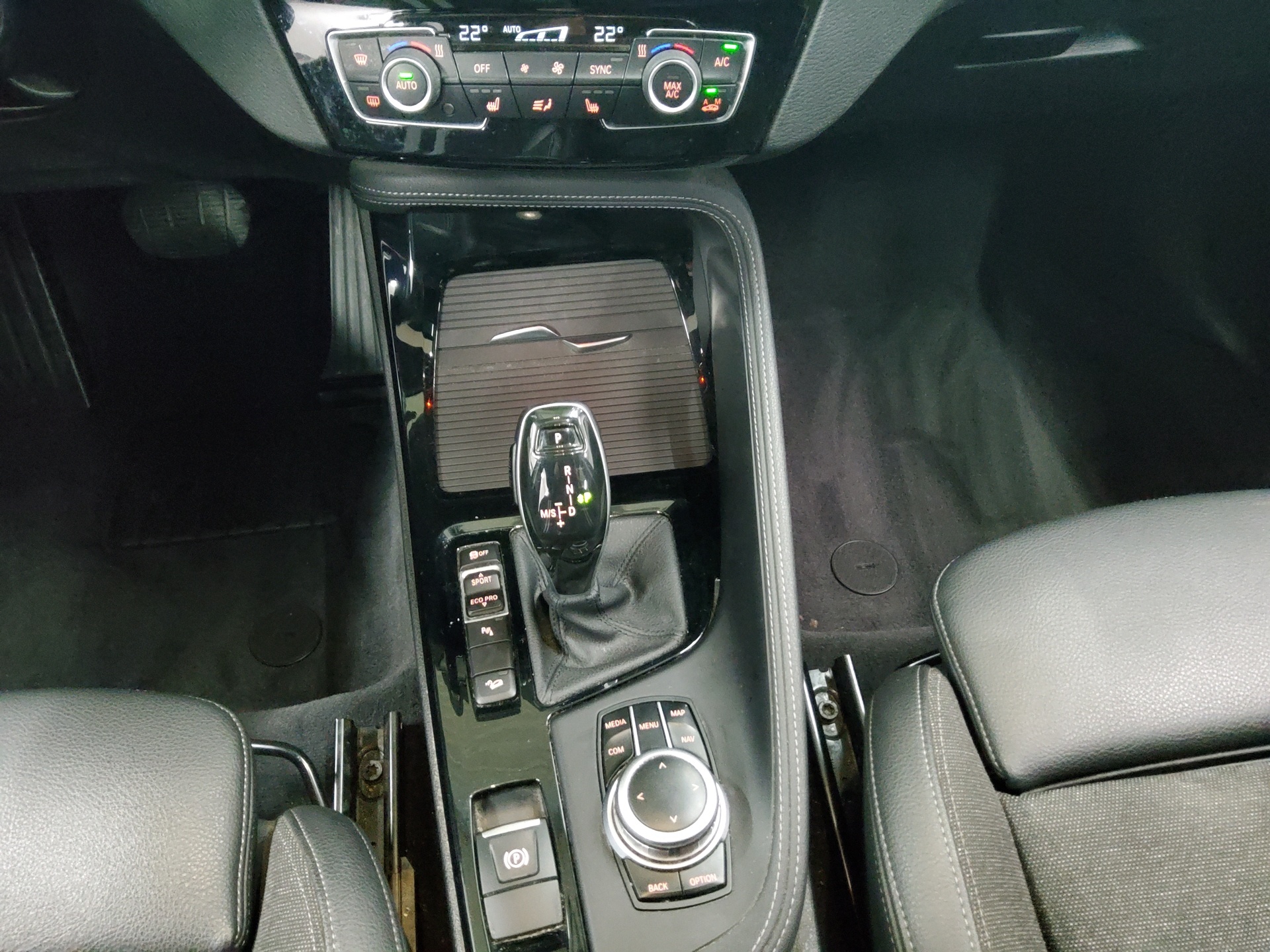 BMW X1 xDrive20d Sport-Line Nav Pano HuD H-K LED AHK 6