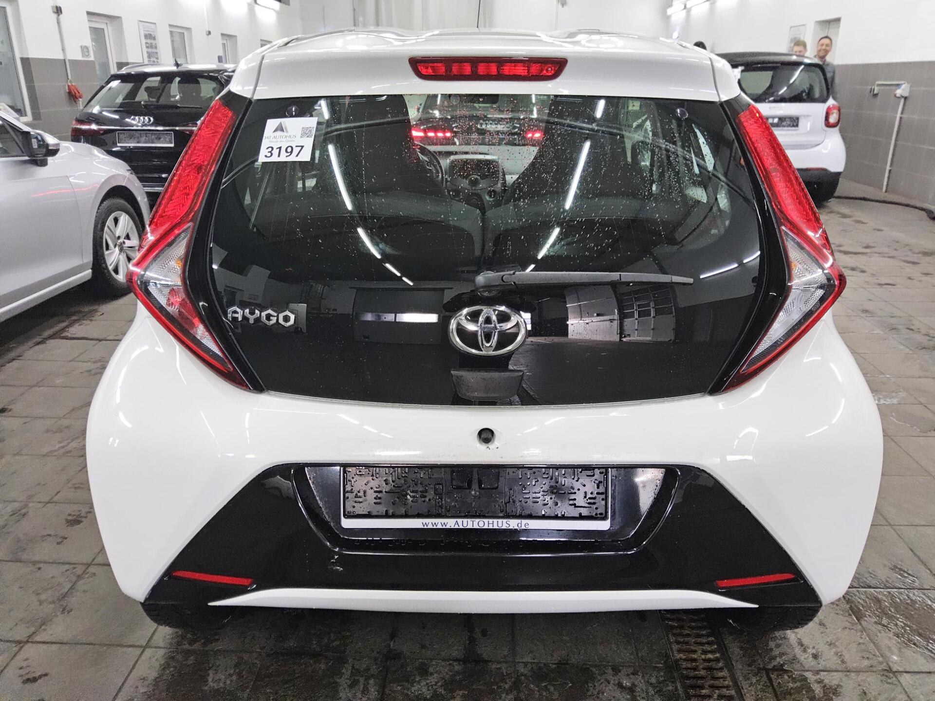 Toyota Aygo 1.0 x-Play 4-Türen Tempomat Shz 11