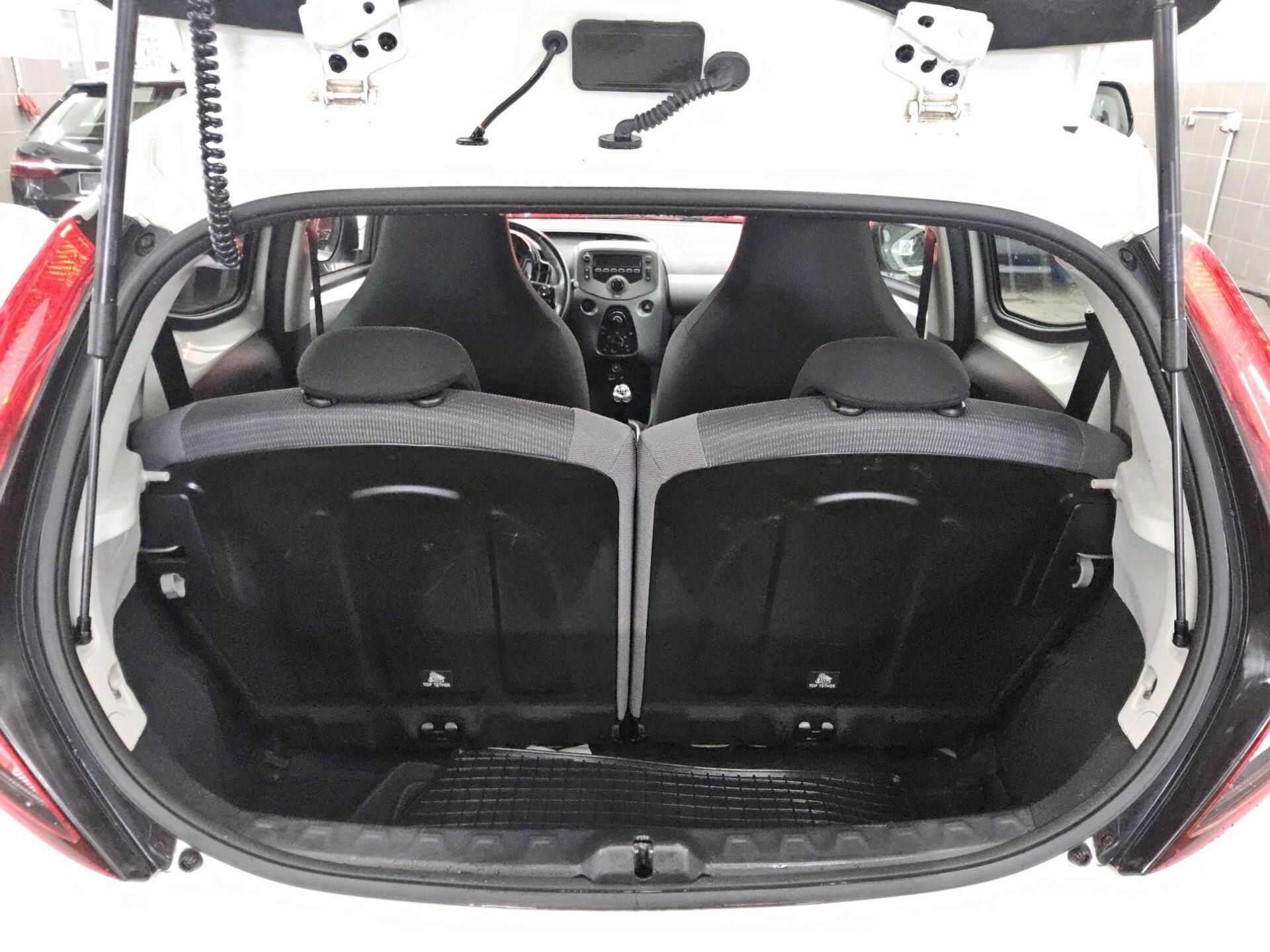 Toyota Aygo 1.0 x-Play 4-Türen Tempomat Shz 12