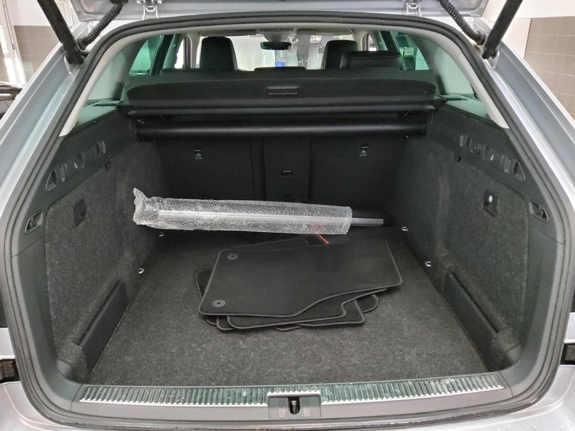 Skoda Superb Kombi 2.0 TDI Style Leder Navi vc LED RFK 12