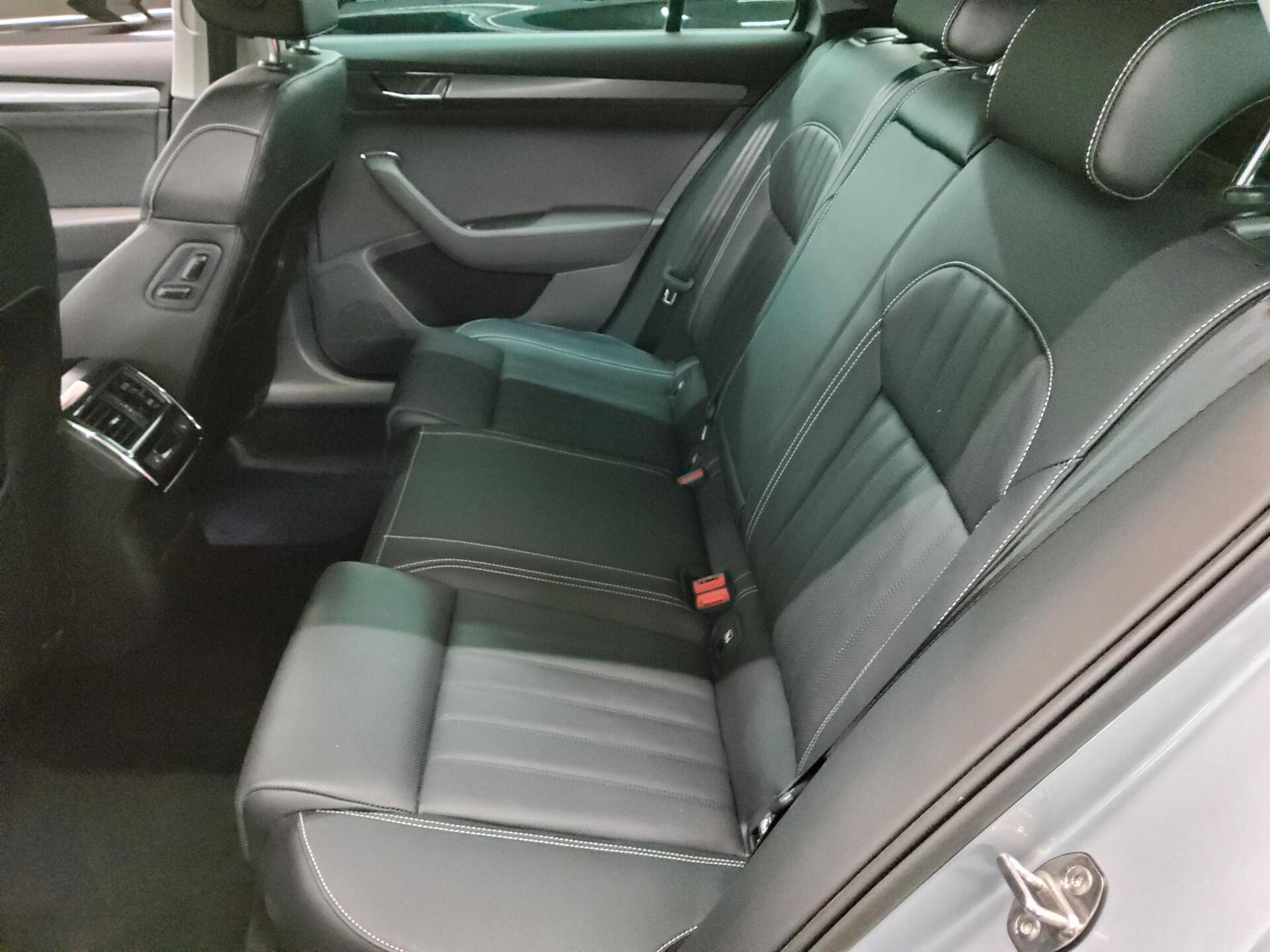 Skoda Superb Kombi 2.0 TDI Style Leder Navi vc LED RFK 13