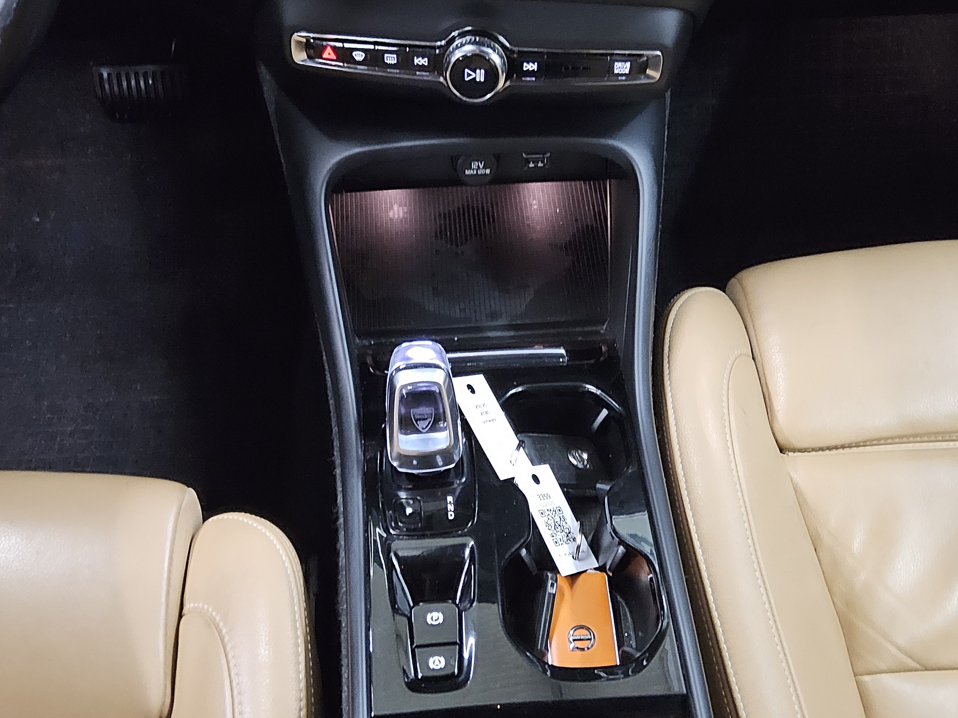 Volvo XC40 D4 AWD Inscription Leder LED AHK RfK 6