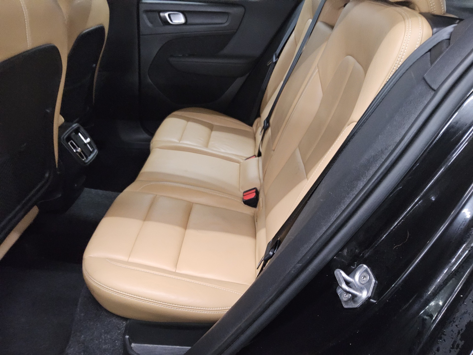 Volvo XC40 D4 AWD Inscription Leder LED AHK RfK 13