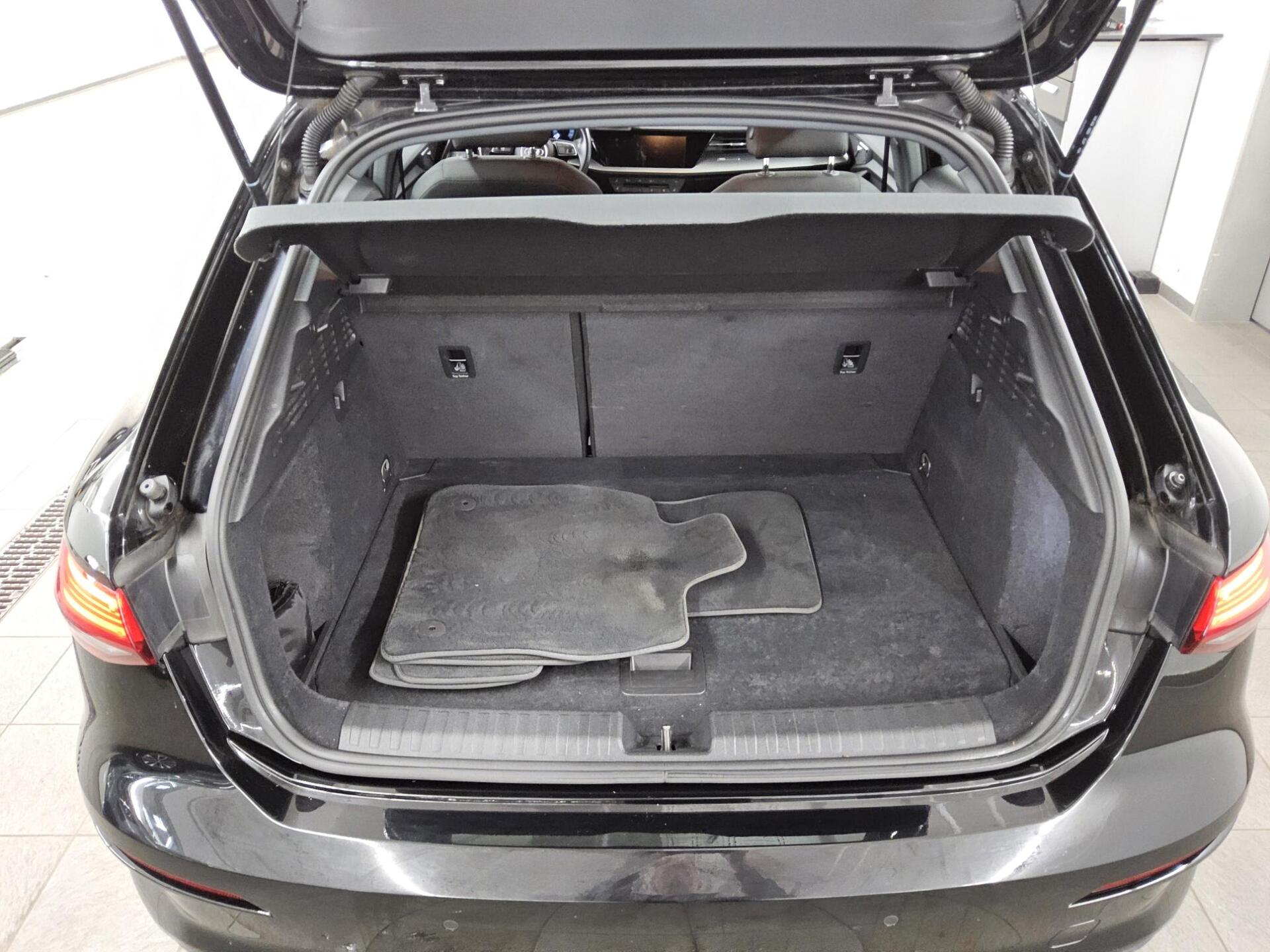 Audi A3 Sportback 30 TFSI Navi Vorb. vc LED AHK PDC 12