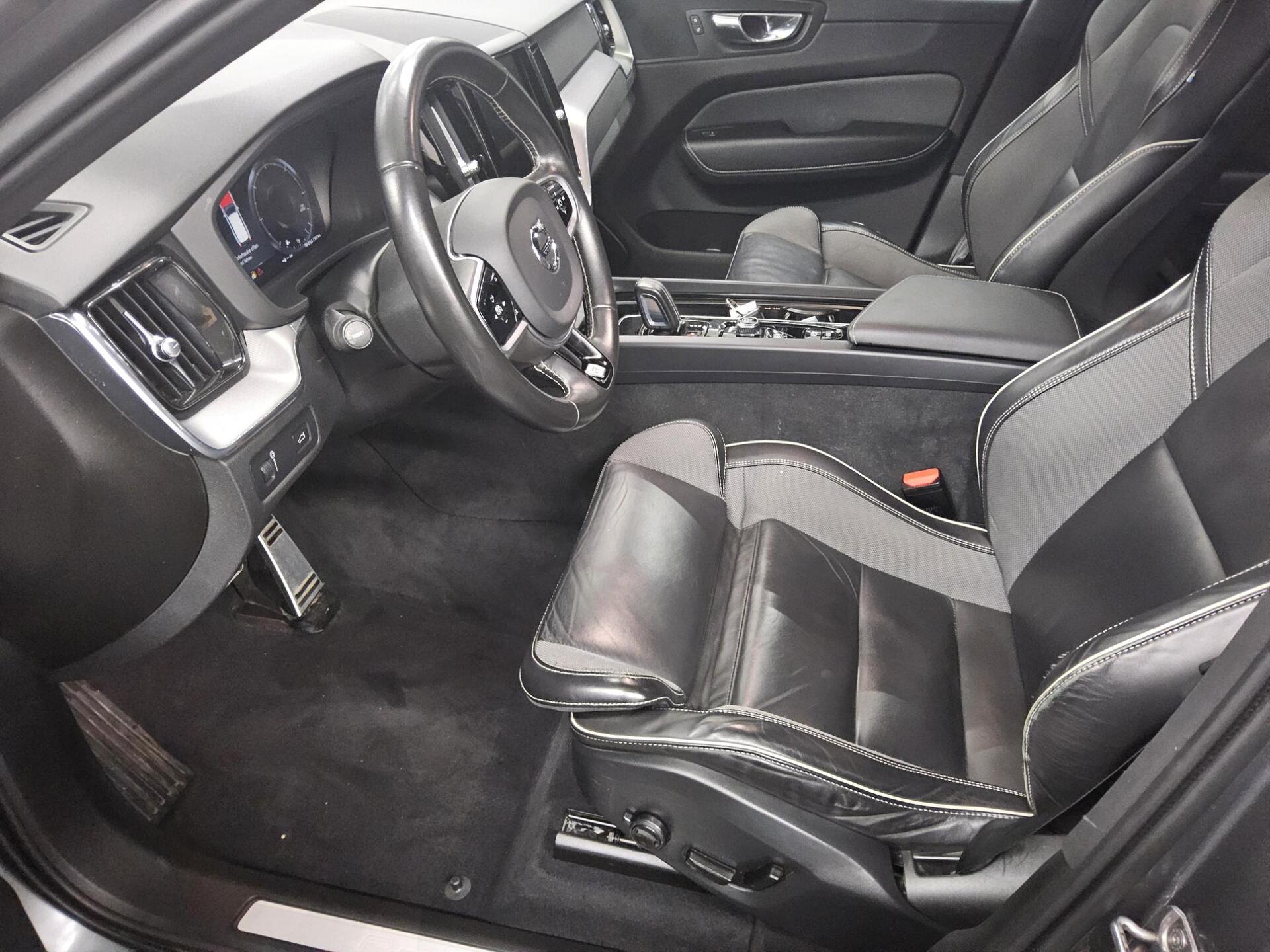 Volvo XC60 B4 D AWD R-Design Navi LED RfK AHK PDC Shz 9