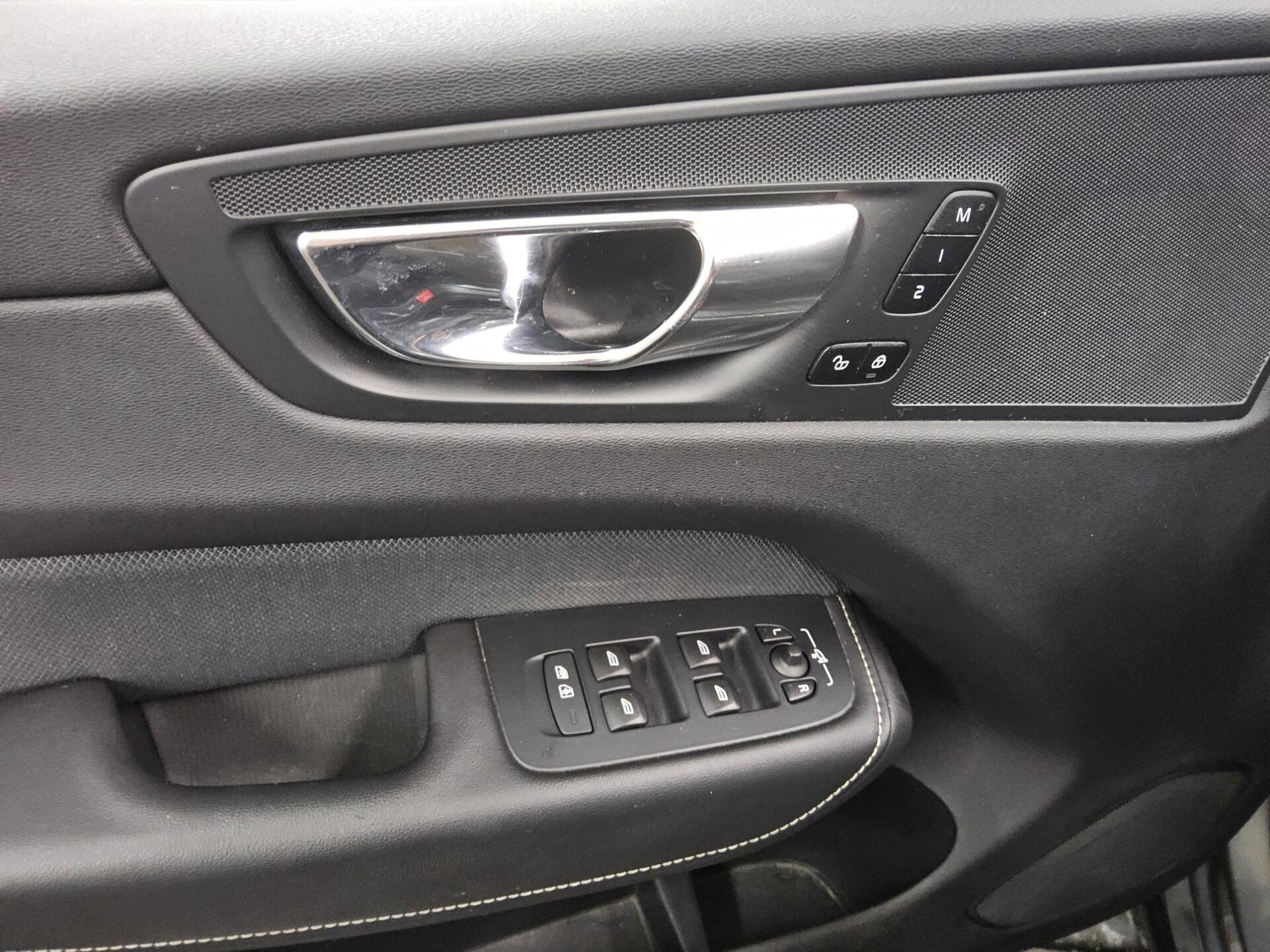 Volvo XC60 B4 D AWD R-Design Navi LED RfK AHK PDC Shz 10