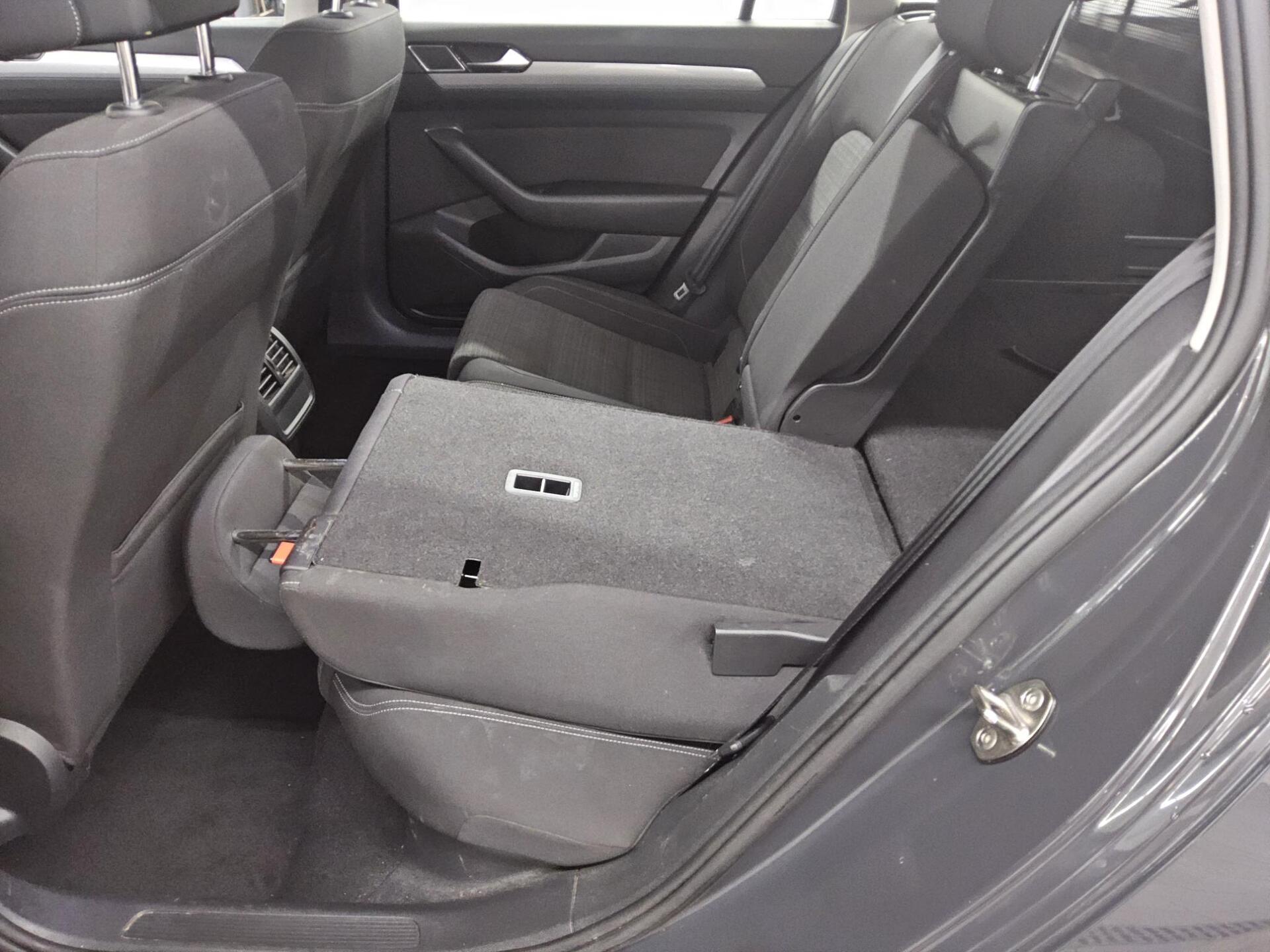 Volkswagen Passat Var. 2.0 TDI Business Navi LED PDC ACC 12