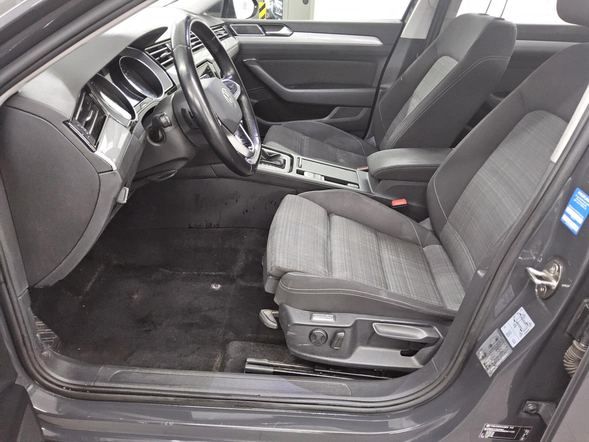 Volkswagen Passat Var. 2.0 TDI Business Navi LED PDC ACC 8