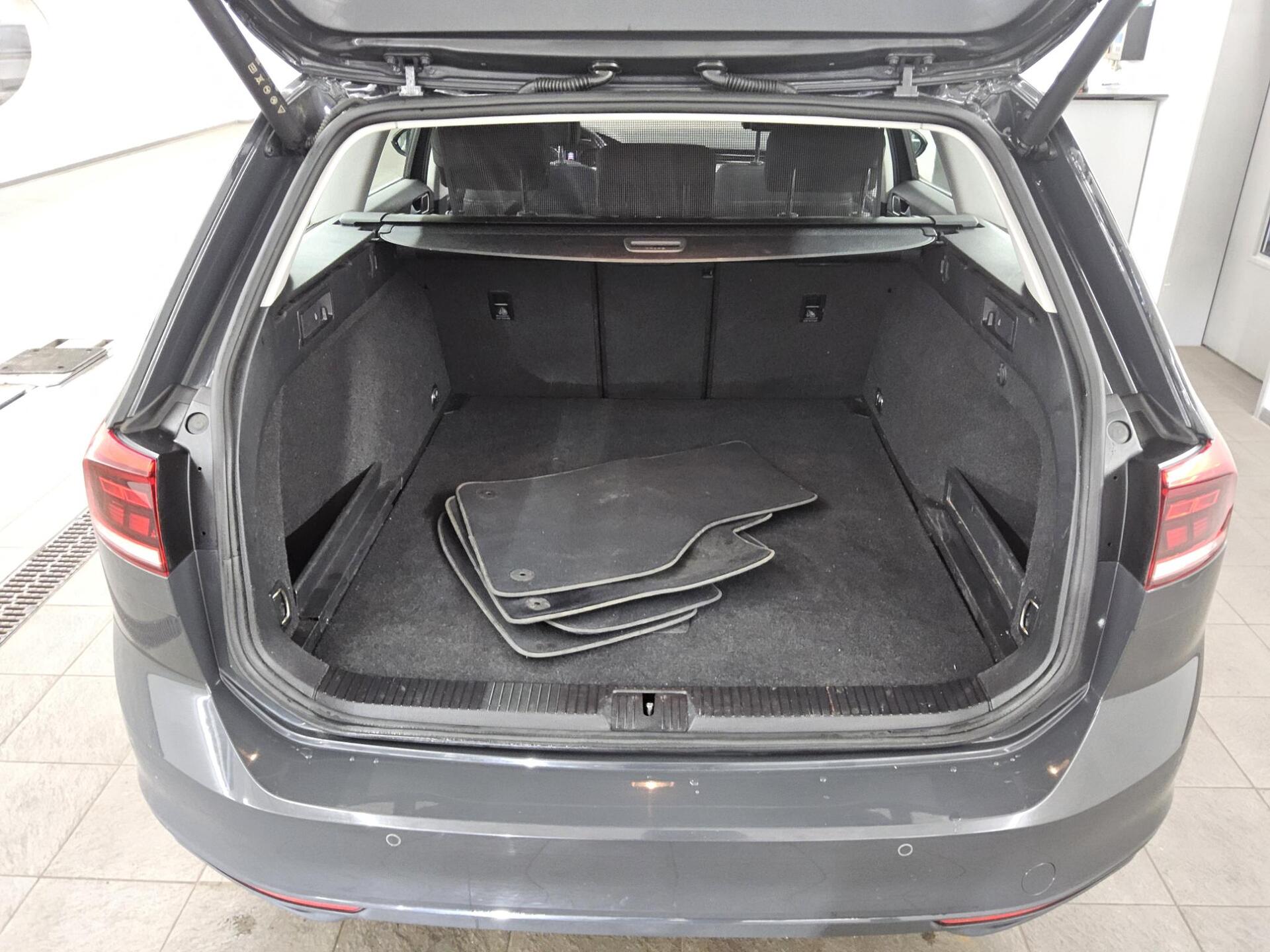 Volkswagen Passat Var. 2.0 TDI Business Navi LED PDC ACC 11