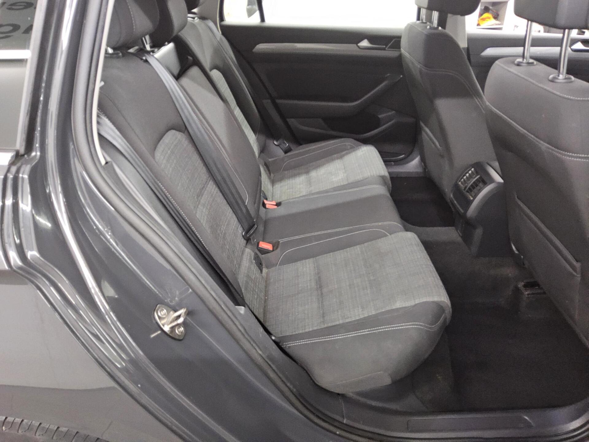 Volkswagen Passat Var. 2.0 TDI Business Navi LED PDC ACC 13