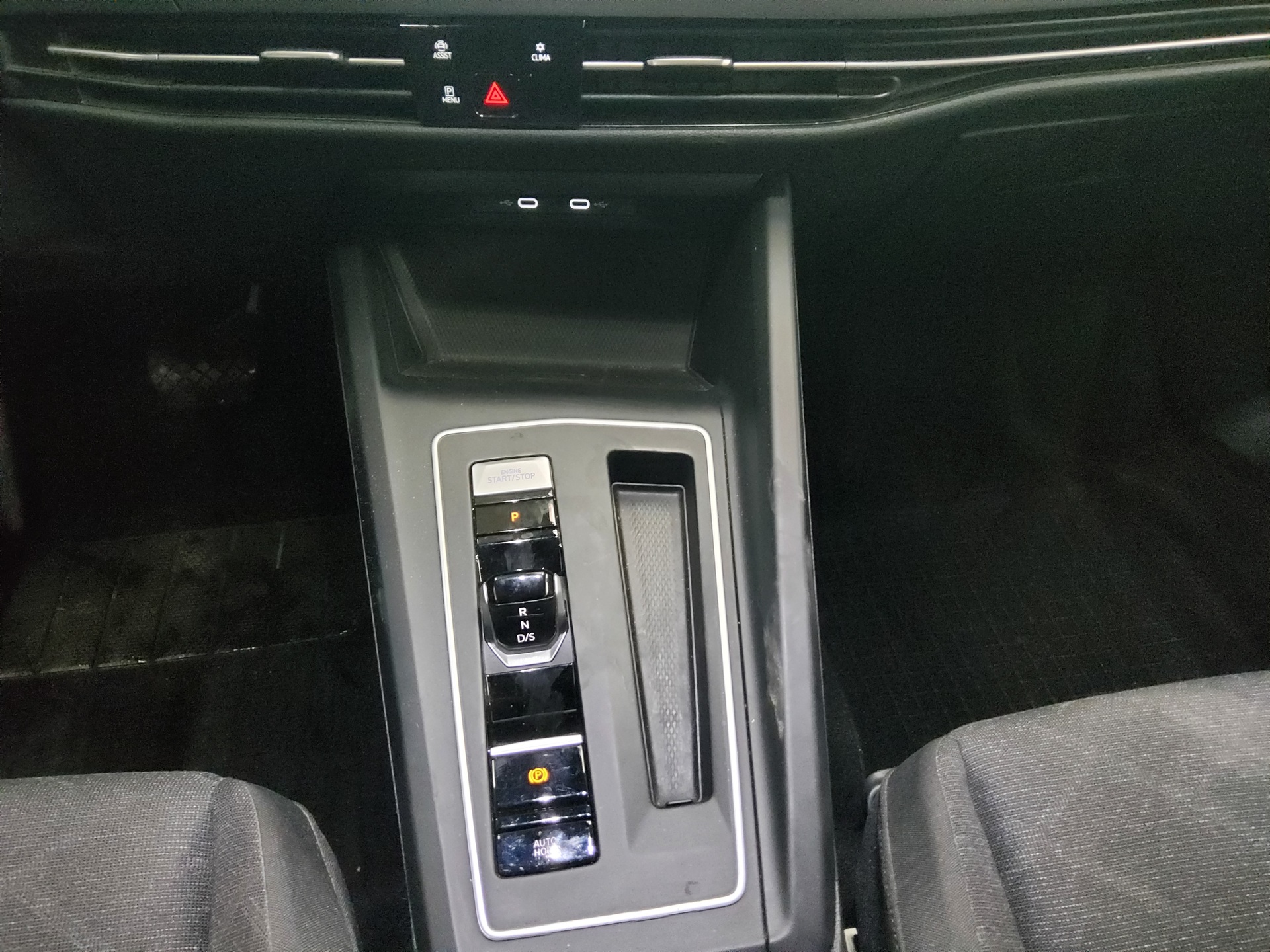 Volkswagen Golf-8 Var. 2.0 TDI Life Navi LED DC ACC Shz 6