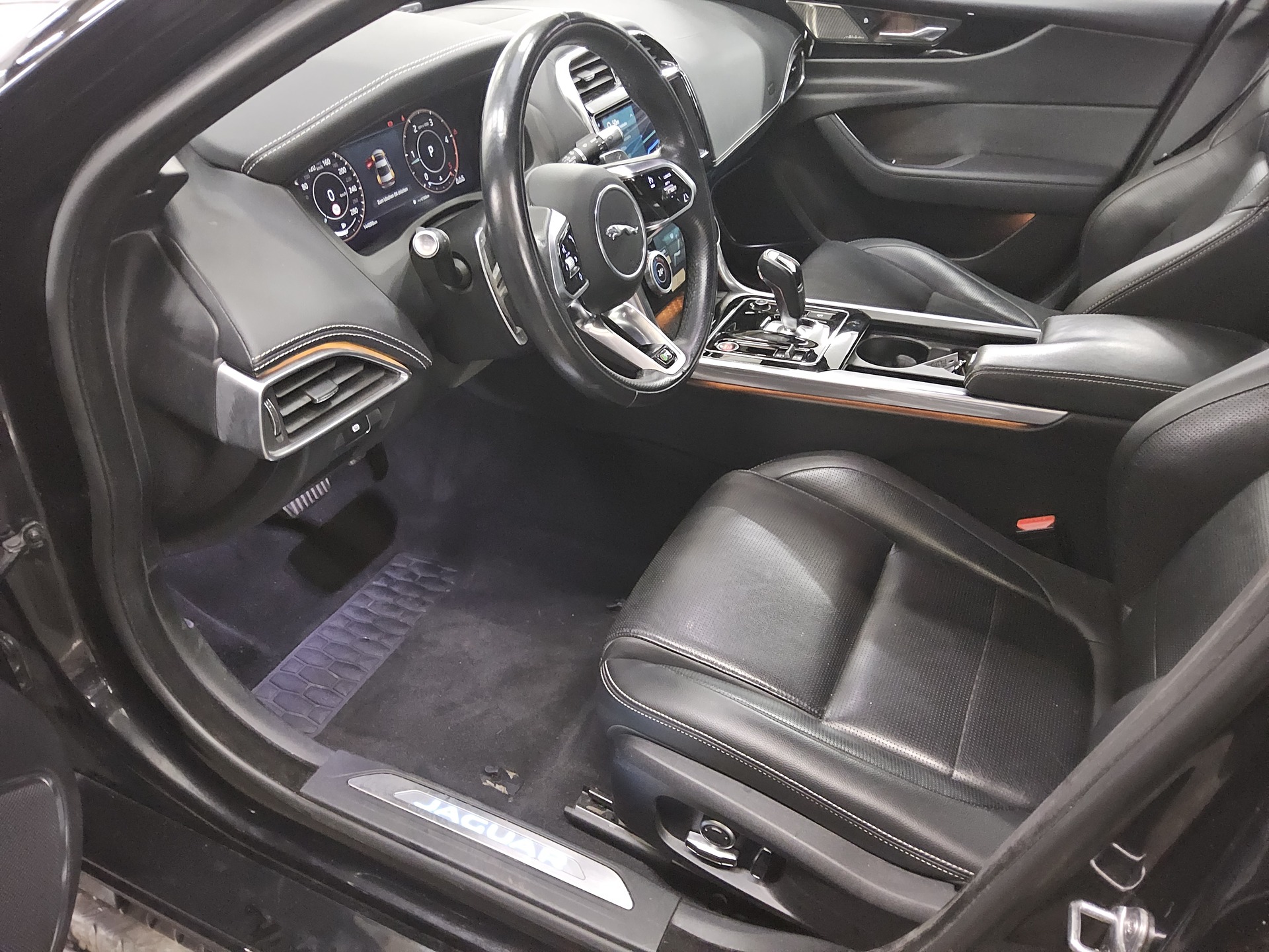 Jaguar XE D 200 AWD R-Dynamic Leder Navi DC Meridian 8