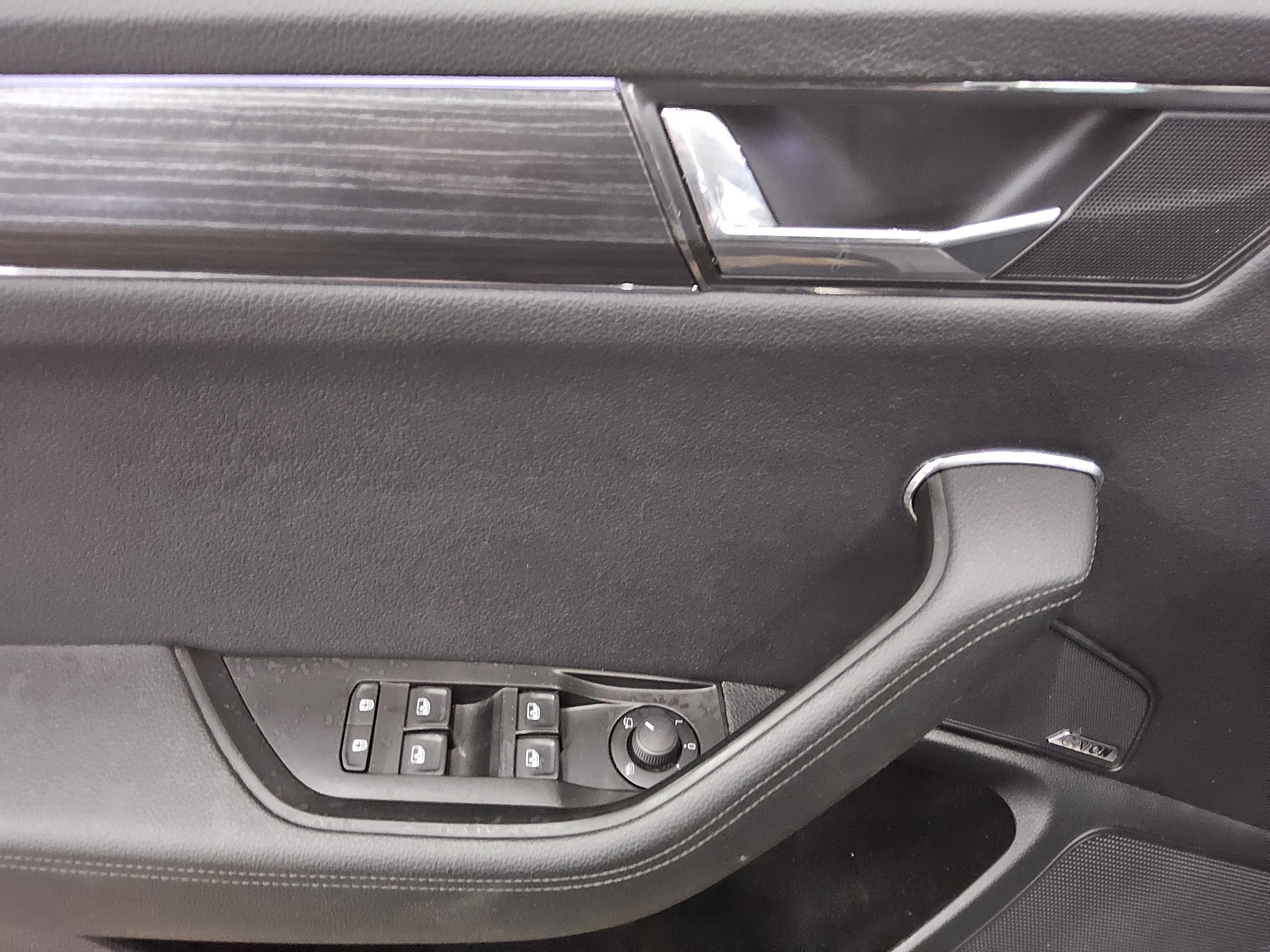 Skoda Superb Kombi 2.0 TDI Premium Ed. Leder Navi LED 10