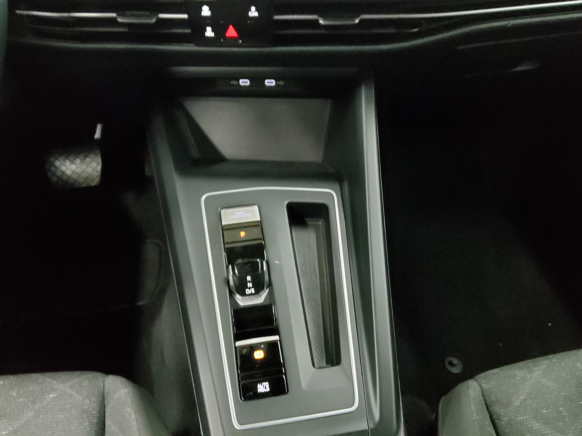 Volkswagen Golf-8 Var. 2.0 TDI Life Navi LED AID ACC PDC 6