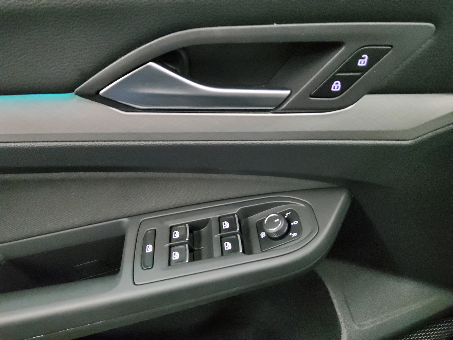 Volkswagen Golf-8 Var. 2.0 TDI Life Navi LED AID ACC PDC 10