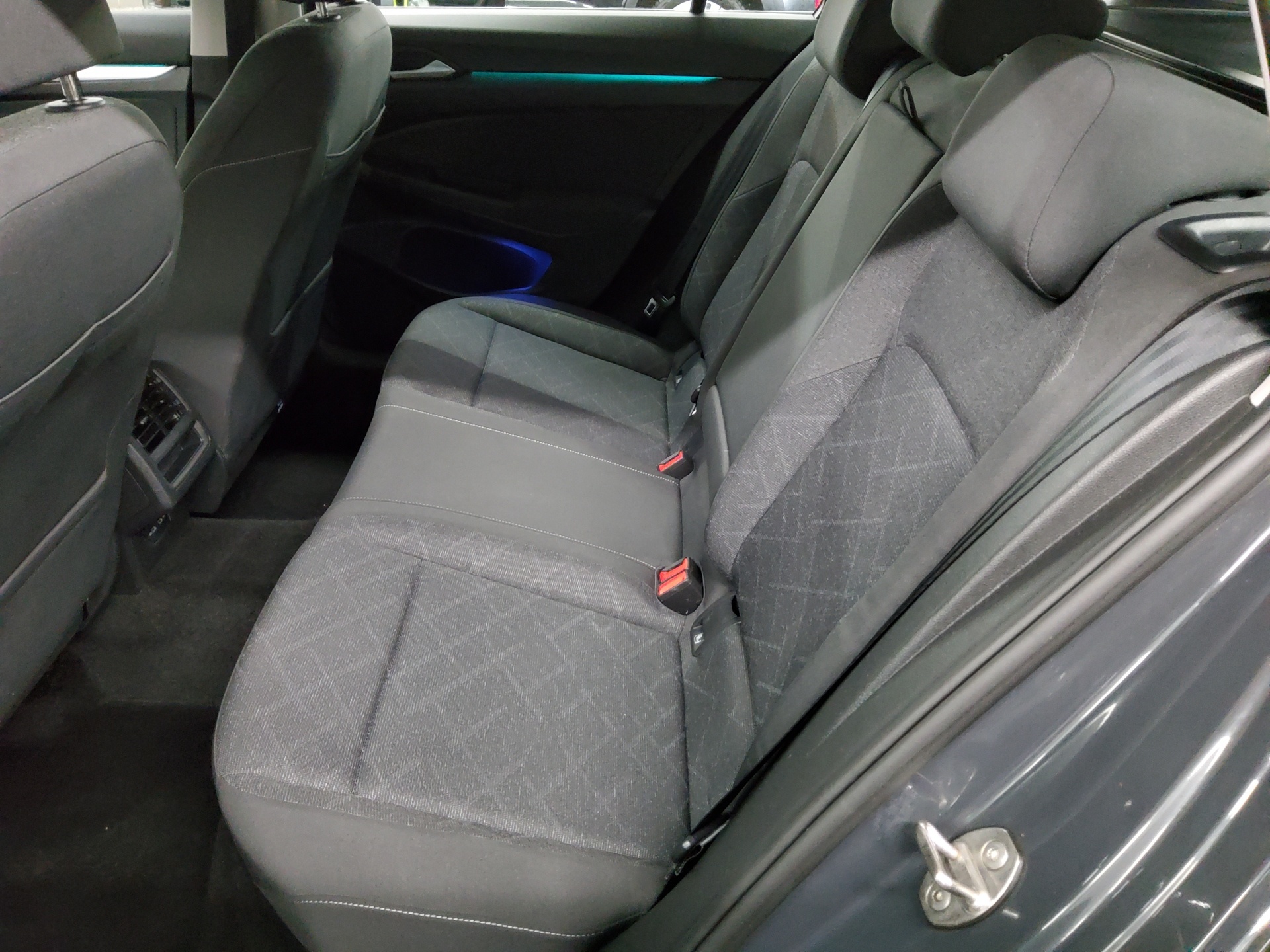 Volkswagen Golf-8 Var. 2.0 TDI Life Navi LED AID ACC PDC 13