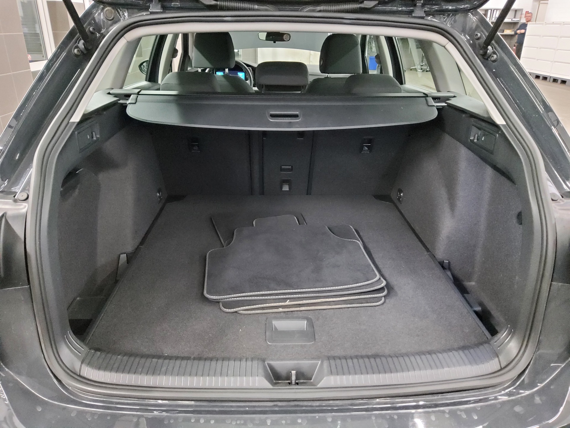 Volkswagen Golf-8 Var. 2.0 TDI Life Navi LED AID ACC PDC 12