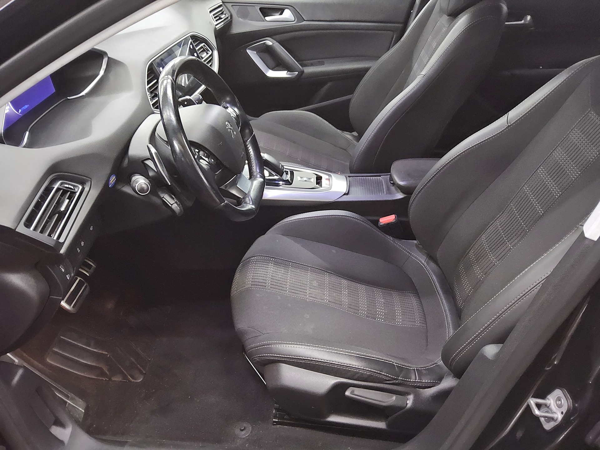 Peugeot 308 1.5 BlueHDI Allure AHK RfK Navi 9