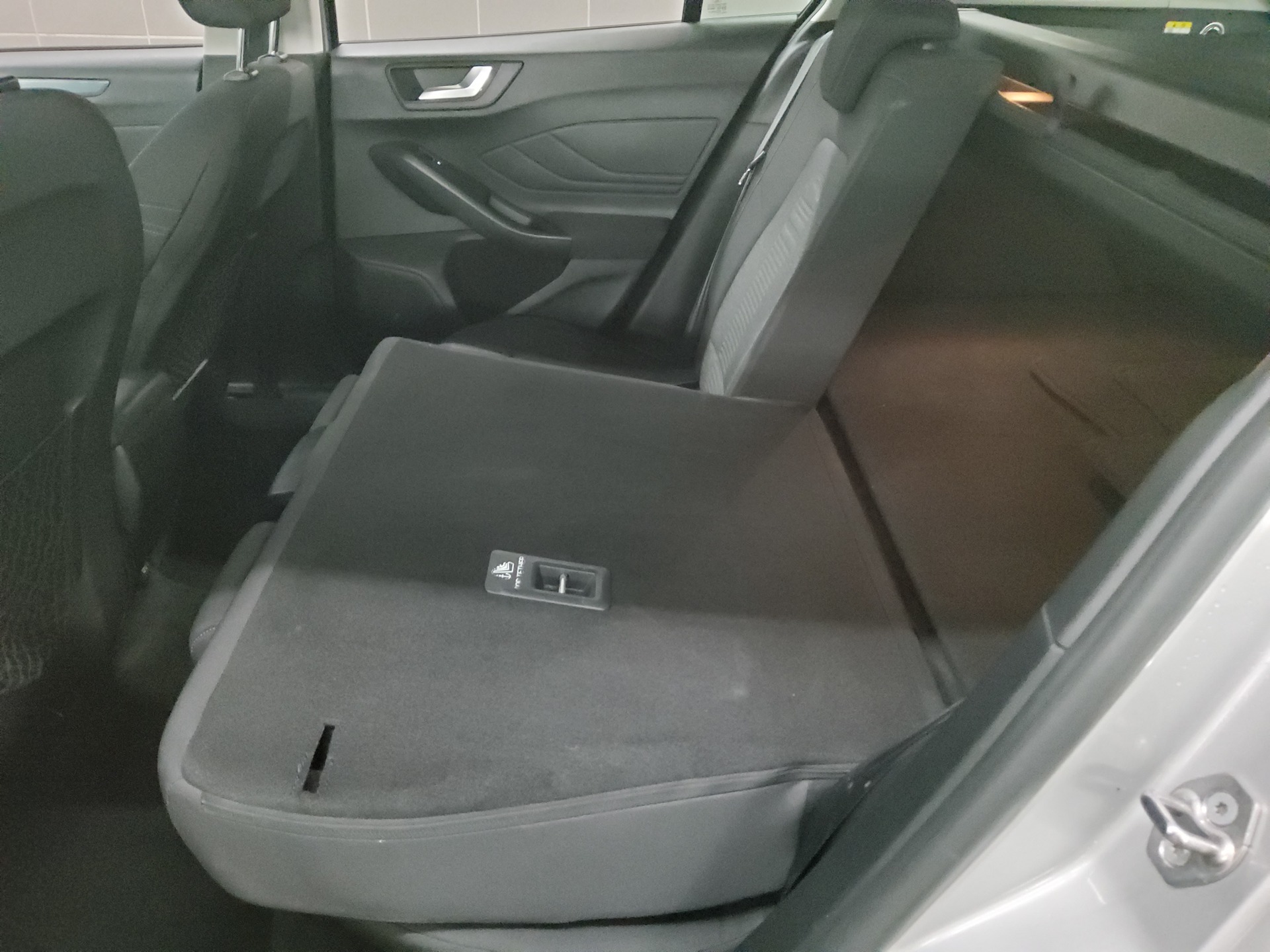 Ford Focus Turnier 1.5 EB Active Navi LED RfK AHK Shz 13