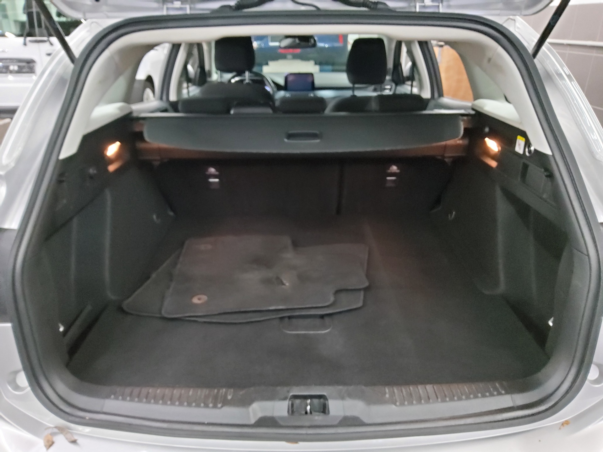 Ford Focus Turnier 1.5 EB Active Navi LED RfK AHK Shz 11