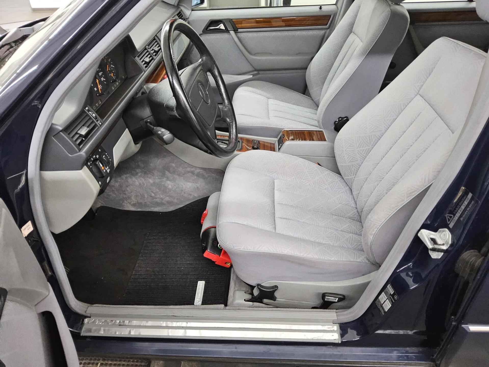 Mercedes-Benz E 300 T-Modell W124 Scheckheftgepflegt 2.Hand SD 8