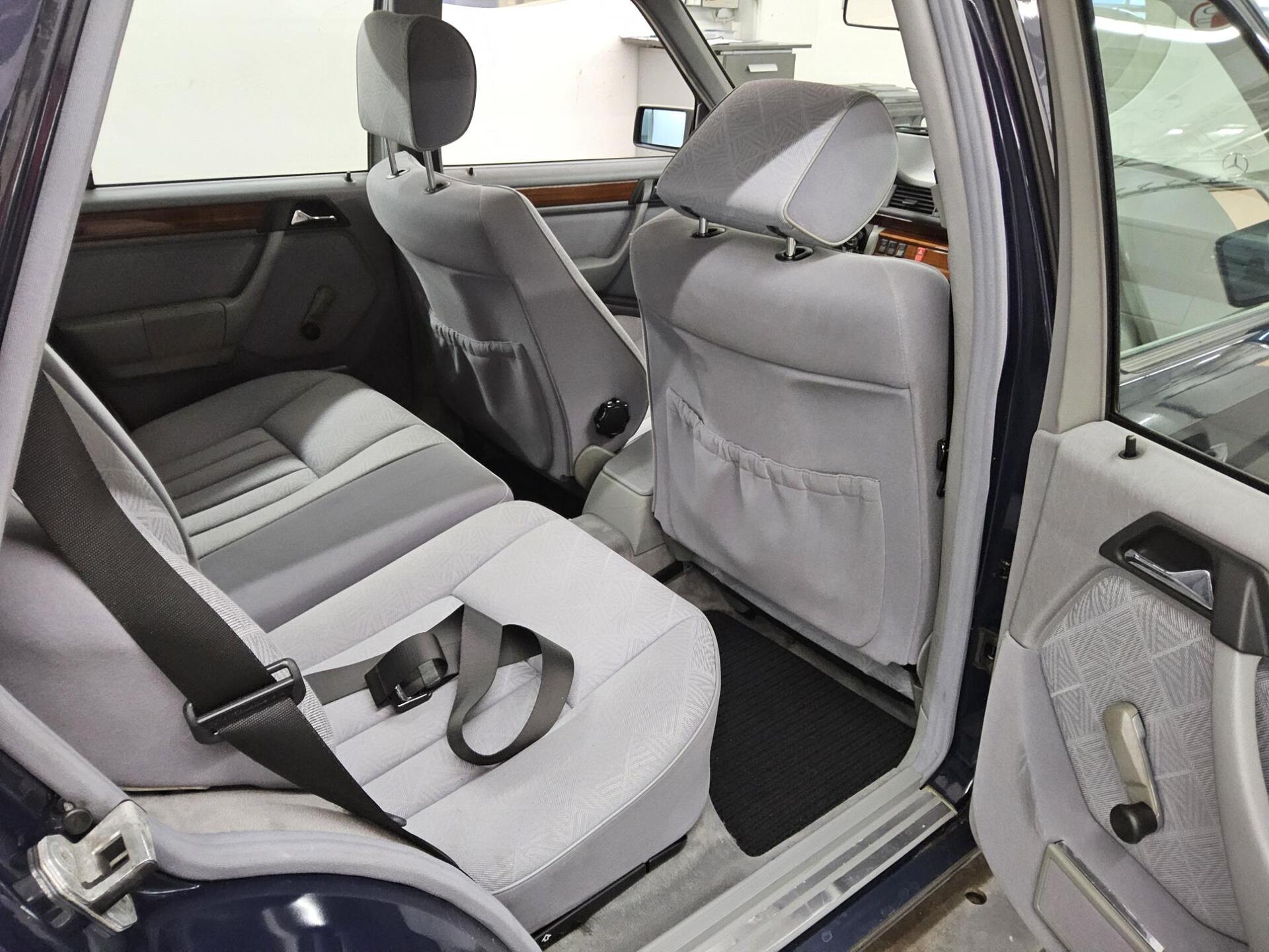 Mercedes-Benz E 300 T-Modell W124 Scheckheftgepflegt 2.Hand SD 12