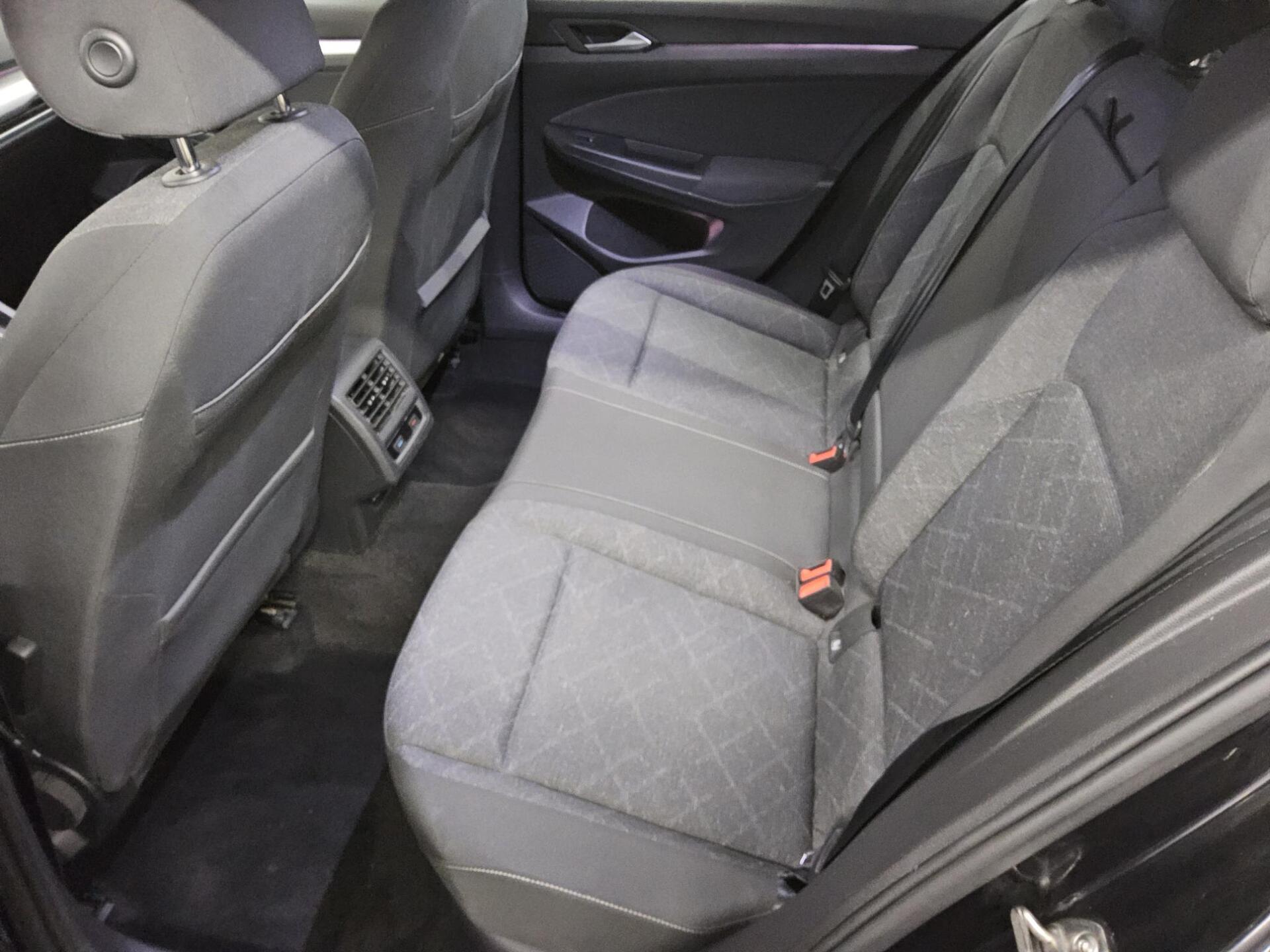 Volkswagen Golf-8 2.0 TDI Life Navi DC LED Shz ACC PDC AHK 13